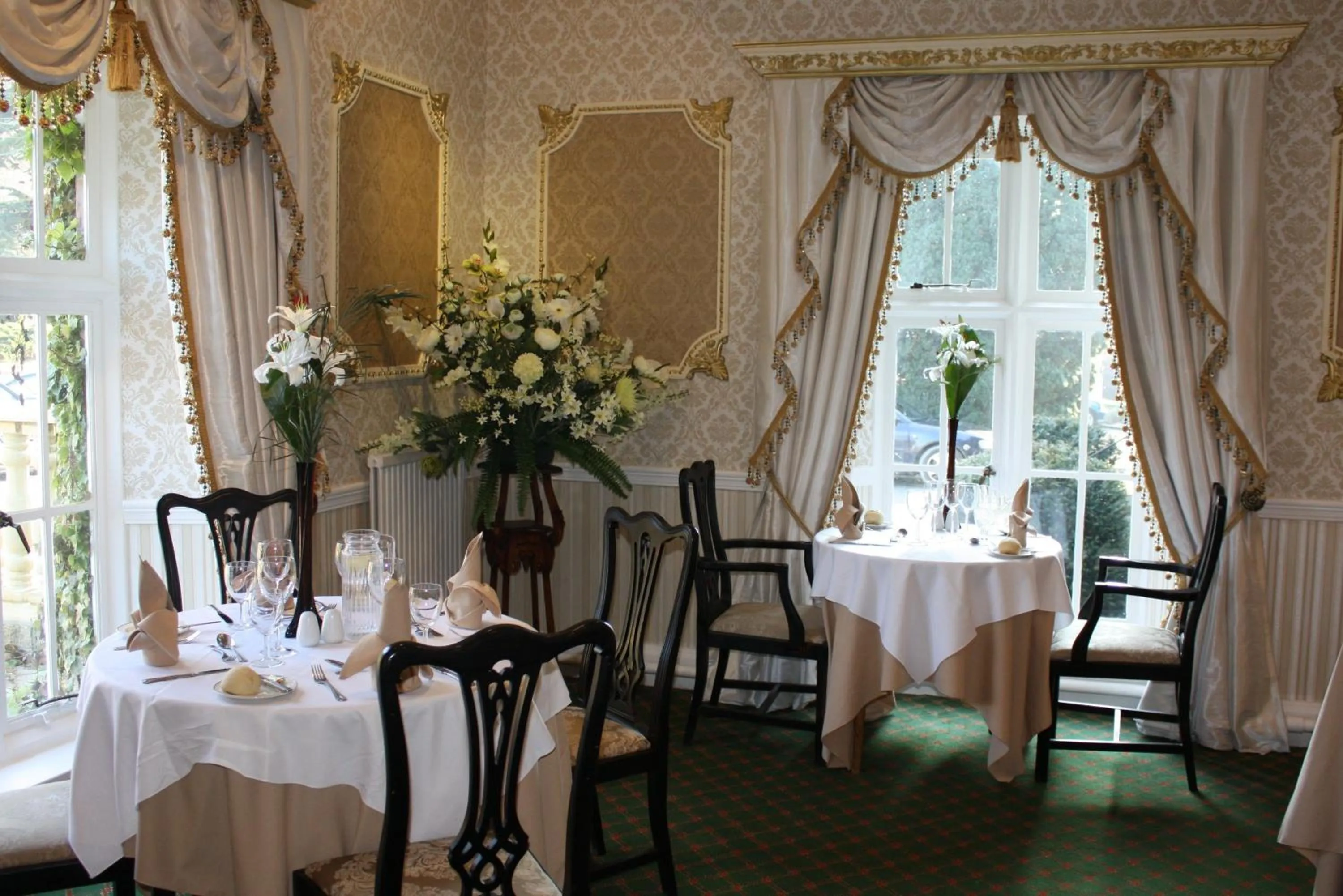 Restaurant/places to eat in Maenan Abbey Hotel