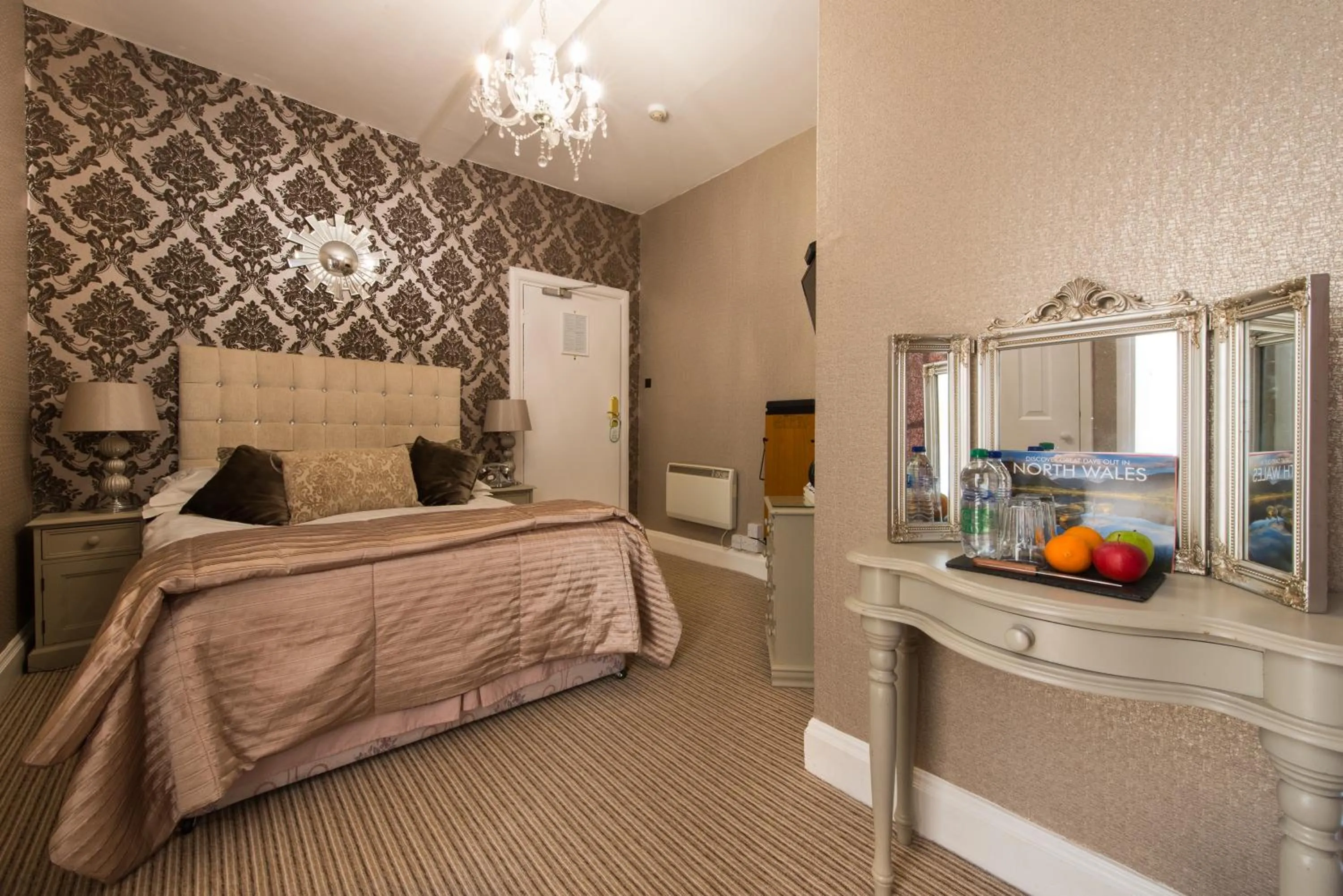 Photo of the whole room, Bed in Maenan Abbey Hotel