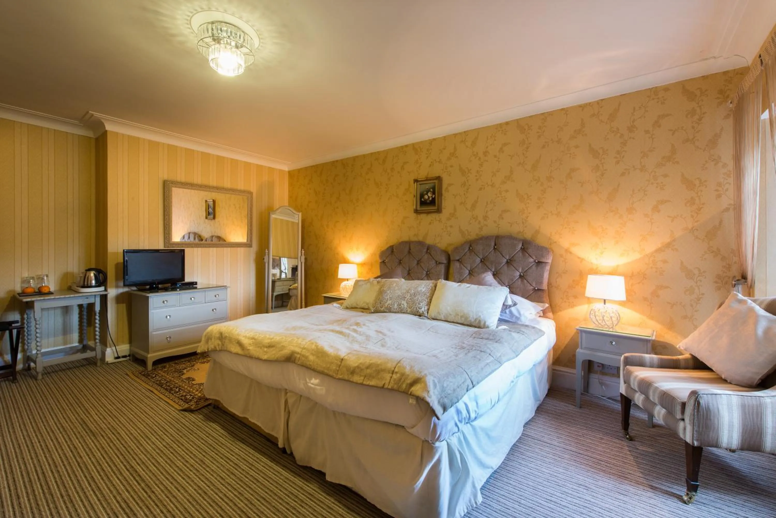 Photo of the whole room, Bed in Maenan Abbey Hotel