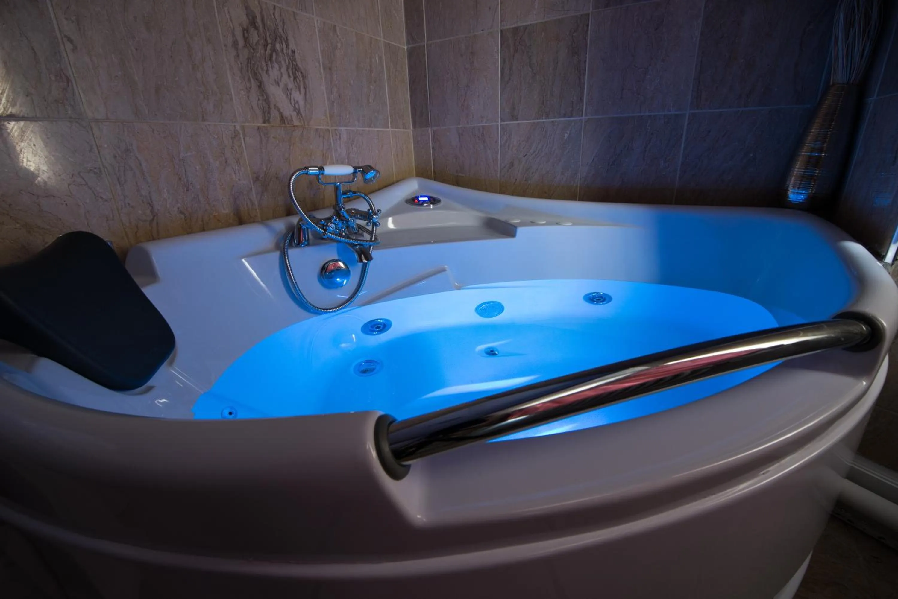 Bathroom in Maenan Abbey Hotel