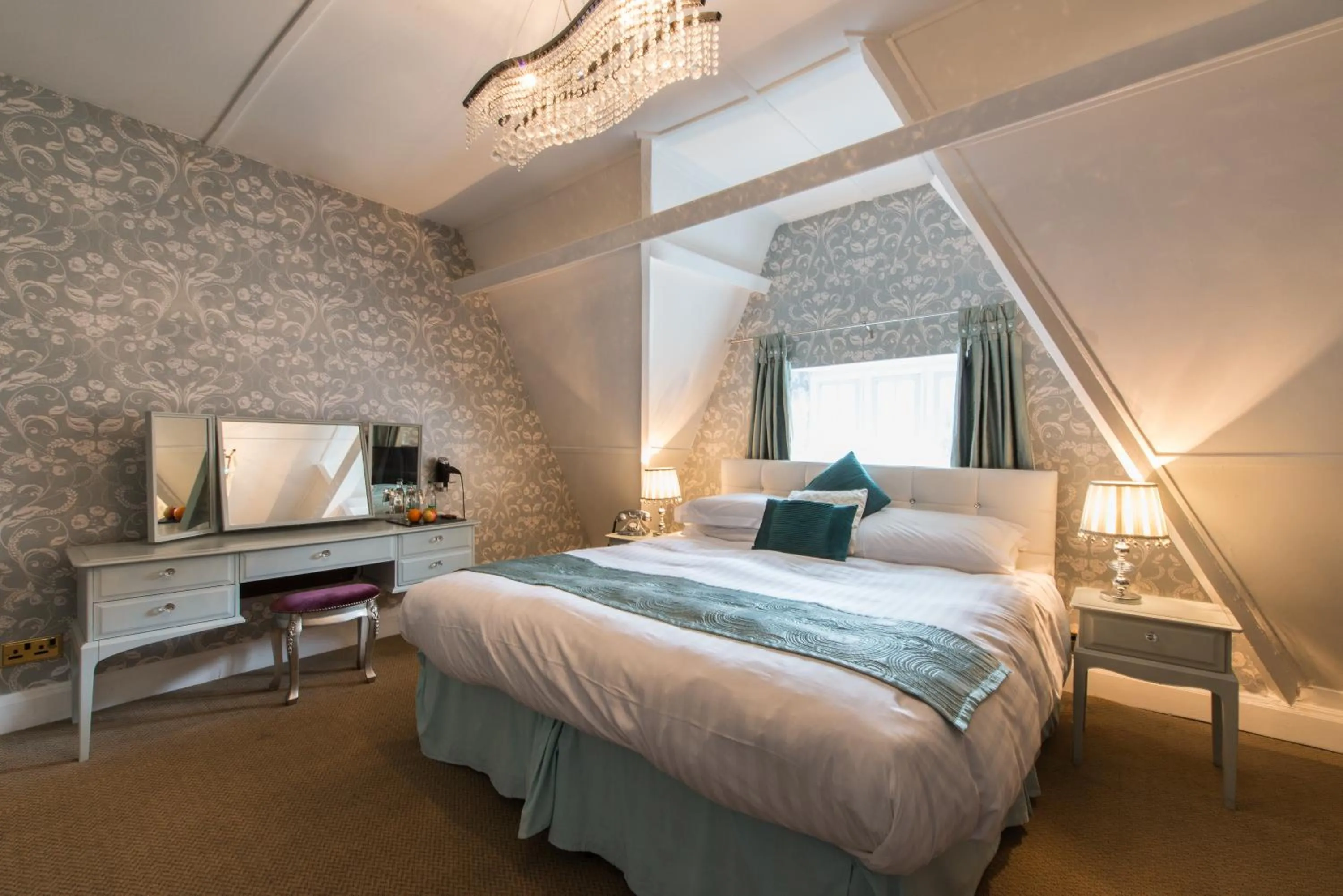 Day, Bed in Maenan Abbey Hotel