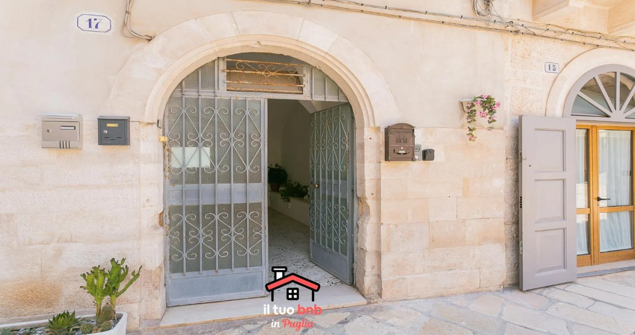 Facade/entrance in Casa Bianca bnb,Big Terrace,10 min Airport Beaches