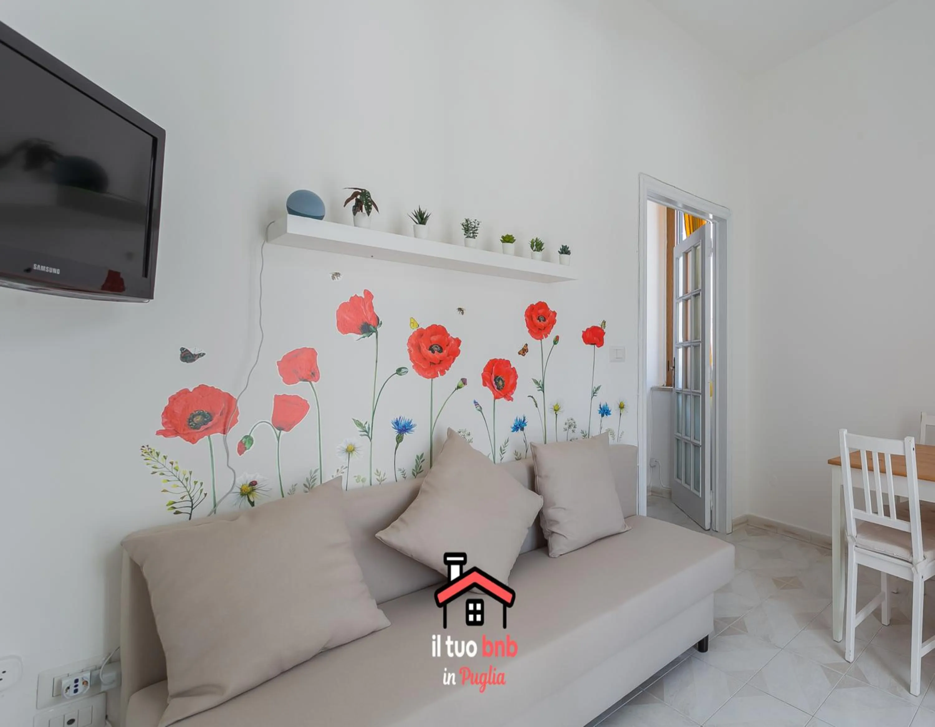 TV and multimedia in Casa Bianca bnb,Big Terrace,10 min Airport Beaches