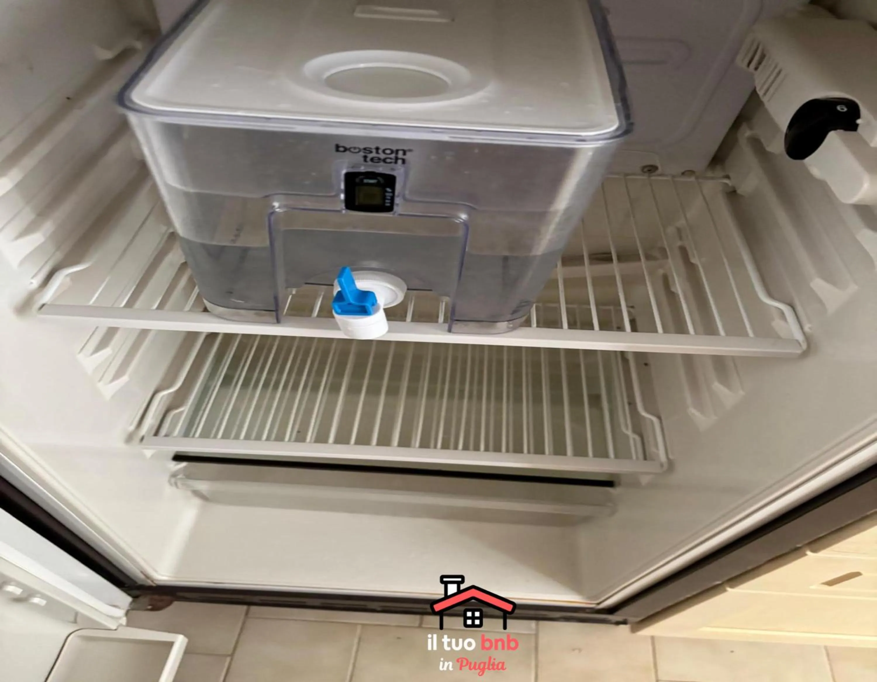 Kitchen or kitchenette in Casa Bianca bnb,Big Terrace,10 min Airport Beaches