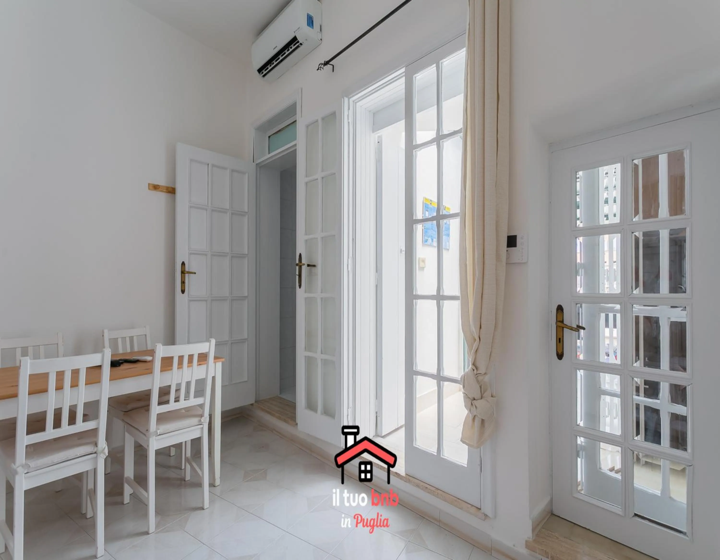 Dining area in Casa Bianca bnb,Big Terrace,10 min Airport Beaches