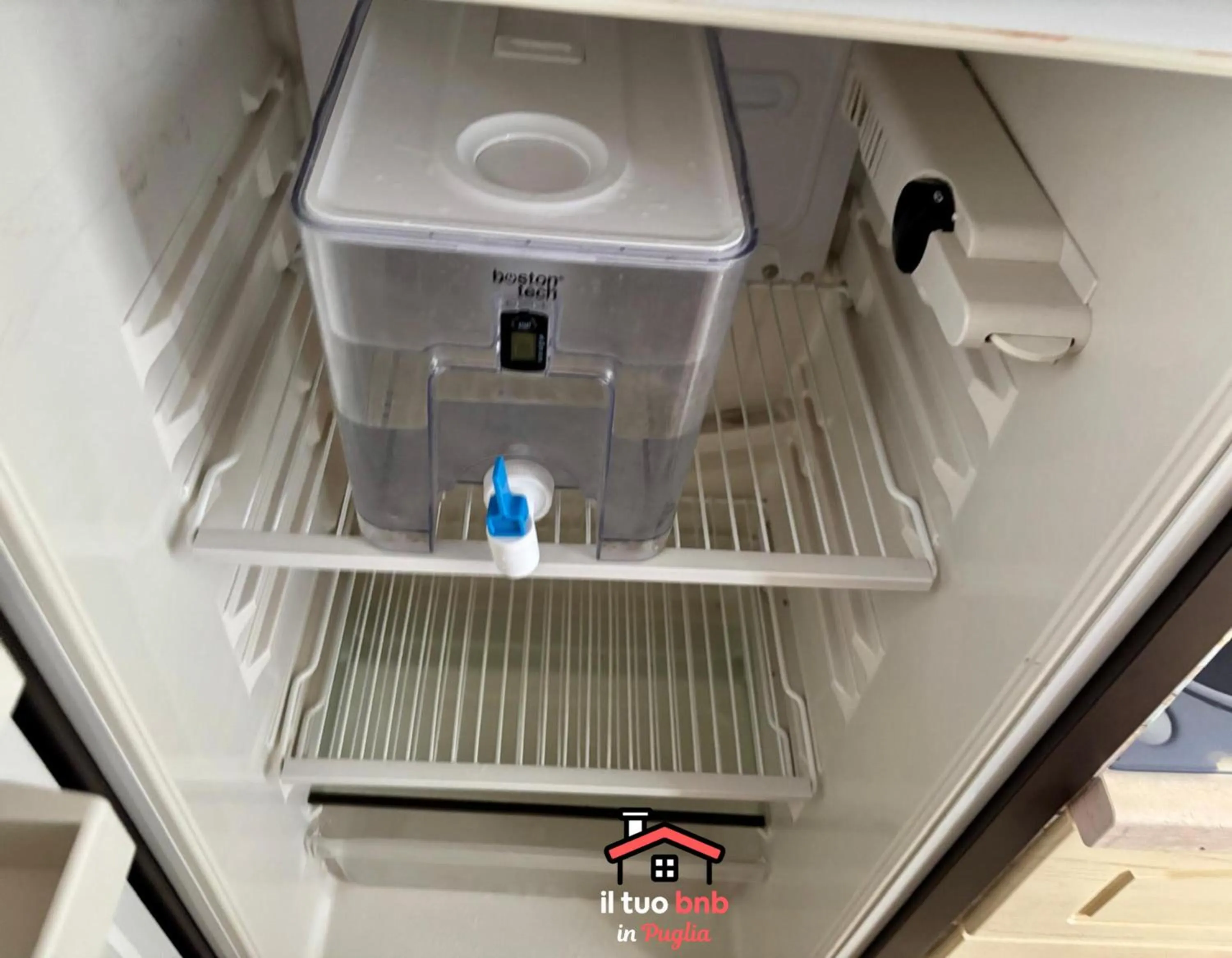 Kitchen or kitchenette in Casa Bianca bnb,Big Terrace,10 min Airport Beaches