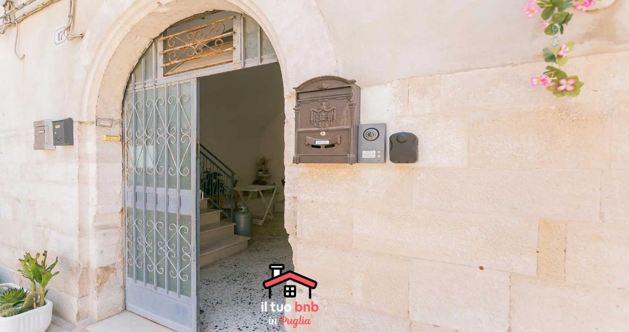 Facade/entrance in Casa Bianca bnb,Big Terrace,10 min Airport Beaches