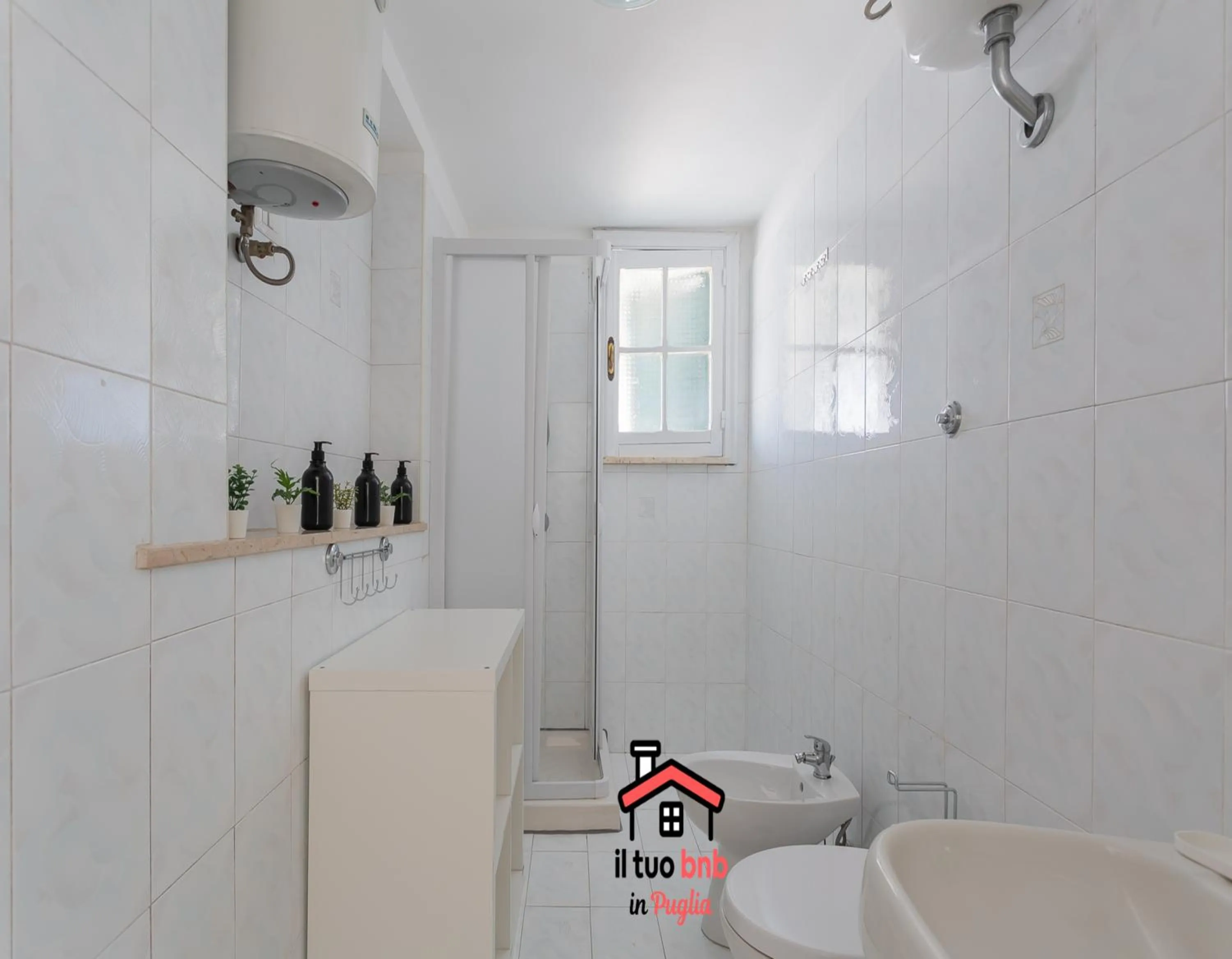 Shower in Casa Bianca bnb,Big Terrace,10 min Airport Beaches