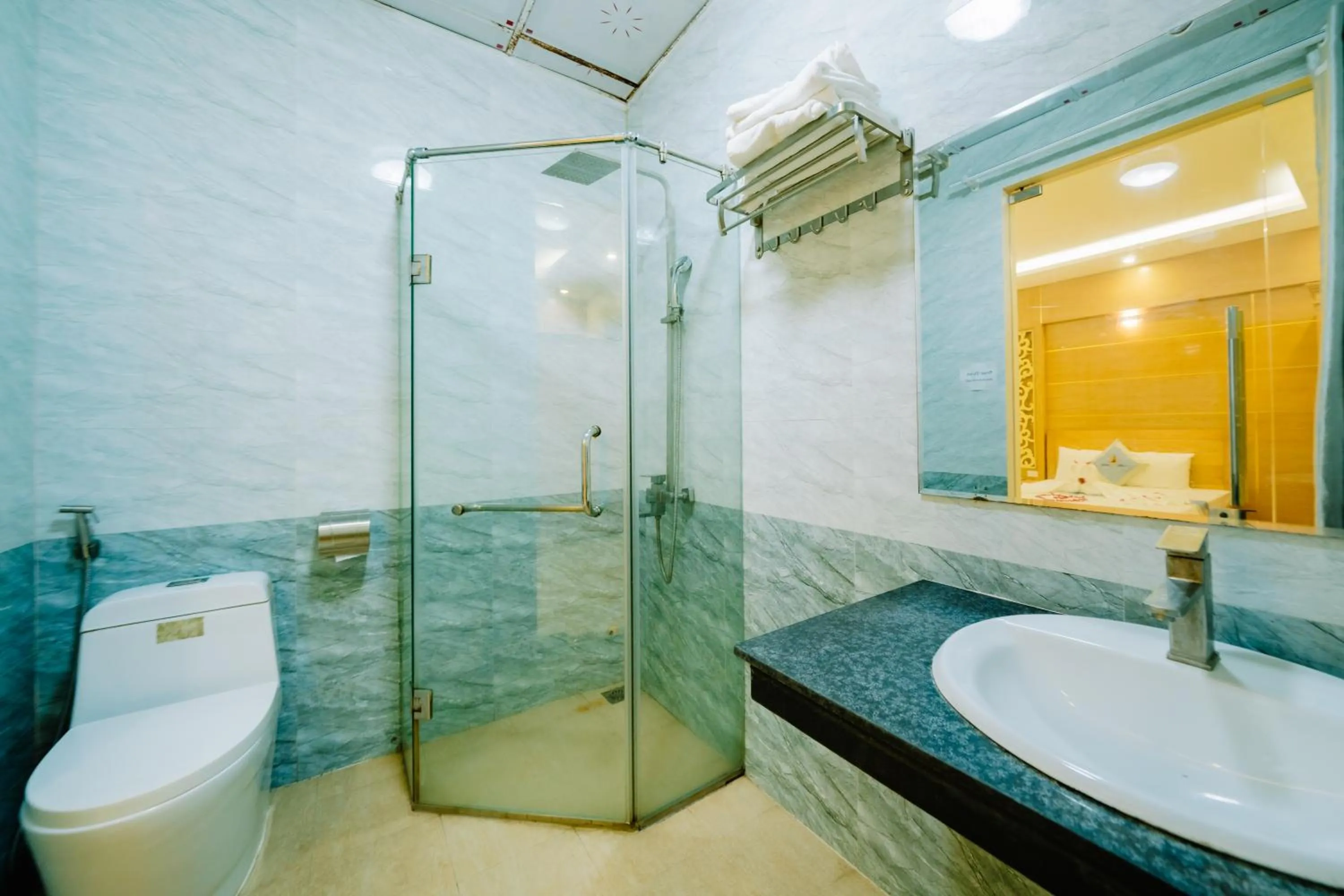 Lang Chai Metrpolis Cat Ba Hotel and Restaurant