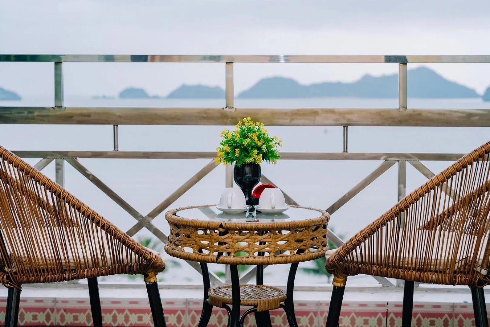 Seating area in Lang Chai Metrpolis Cat Ba Hotel and Restaurant