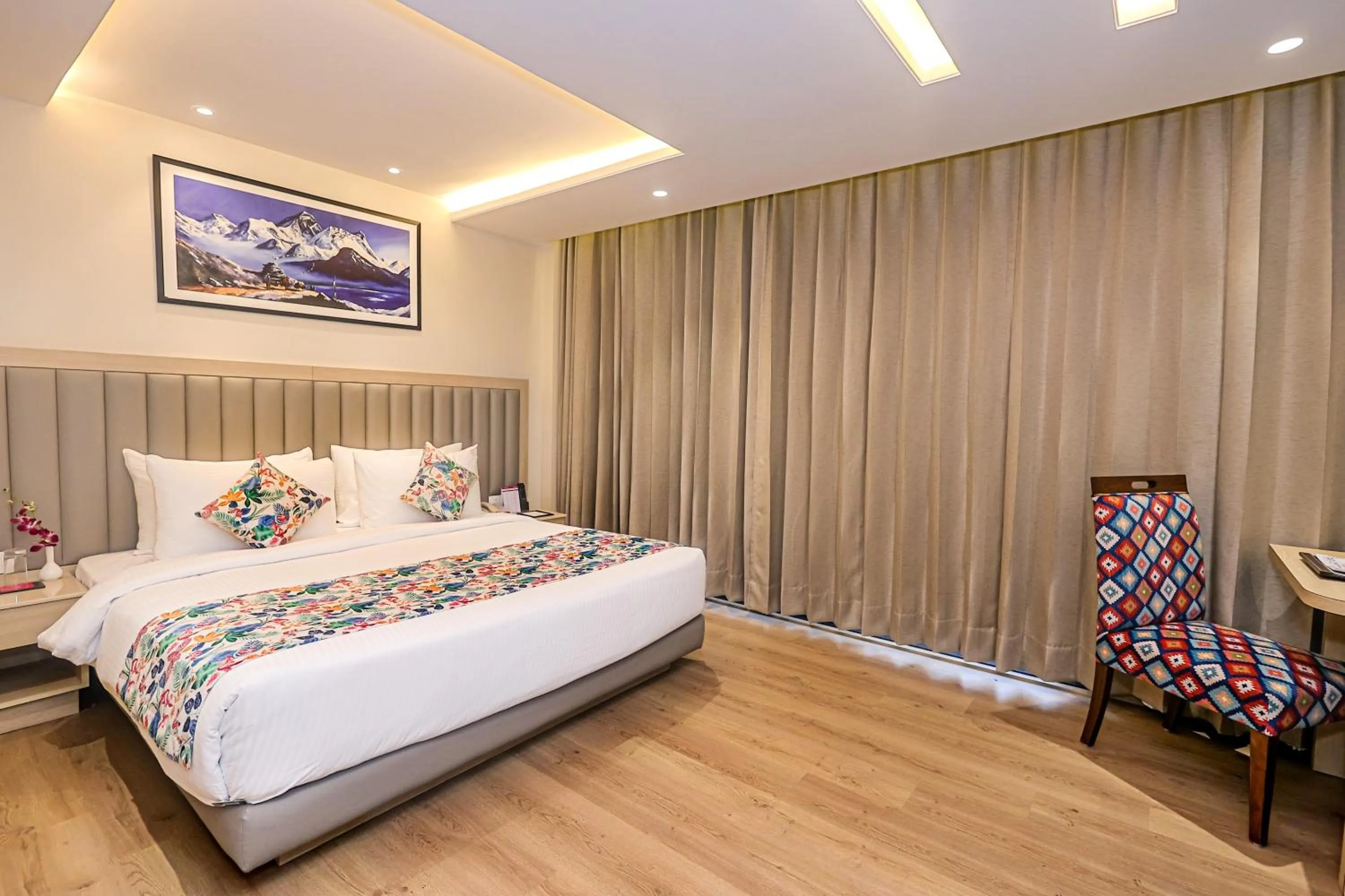 Seating area, Bed in Regenta Inn Luxinna Heights Mcleodganj