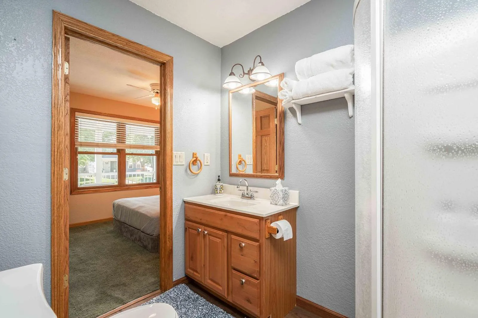 Shower in Grand Palace