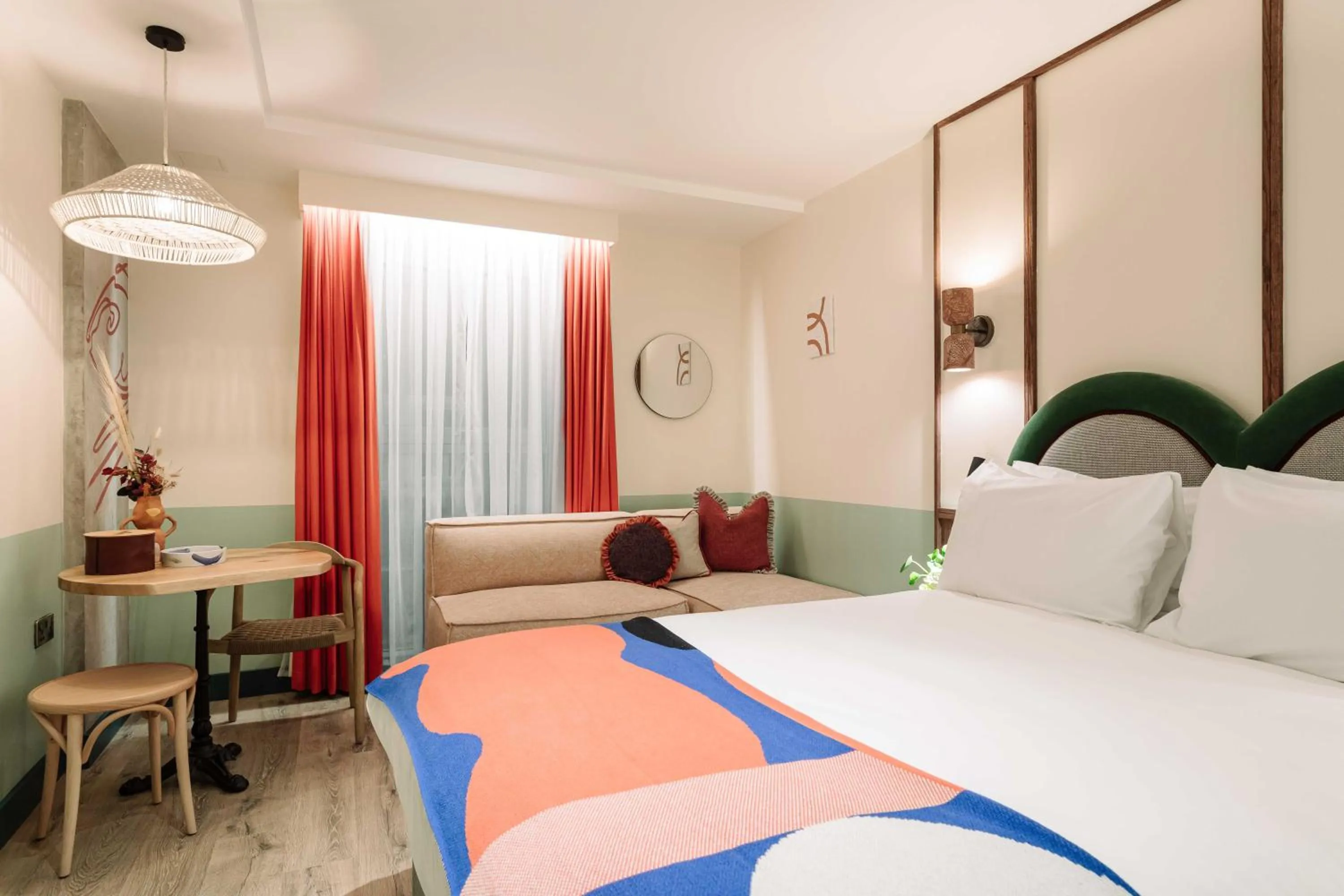 Photo of the whole room, Bed in room2 Belfast Hometel