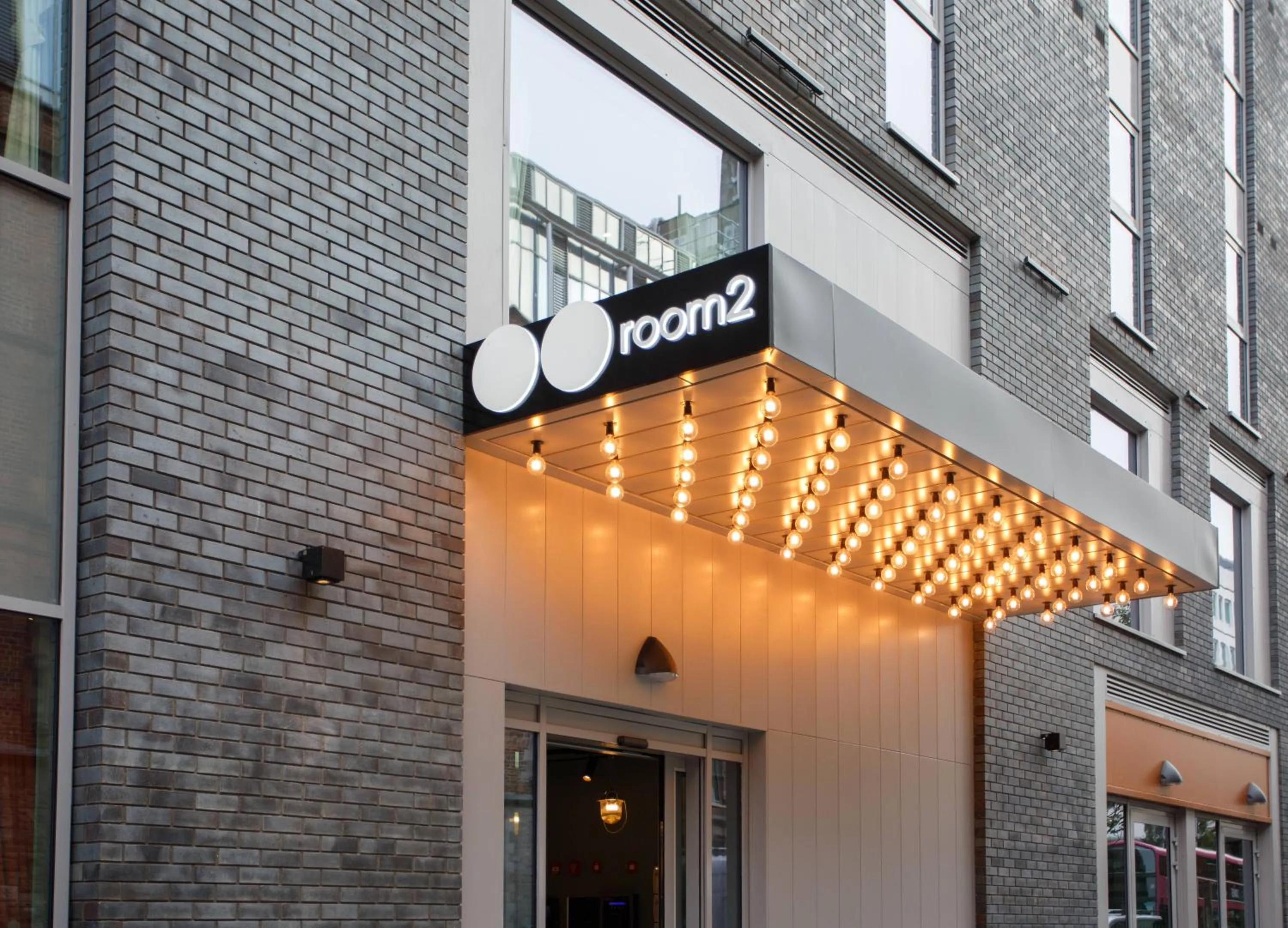 Facade/entrance in room2 Belfast Hometel