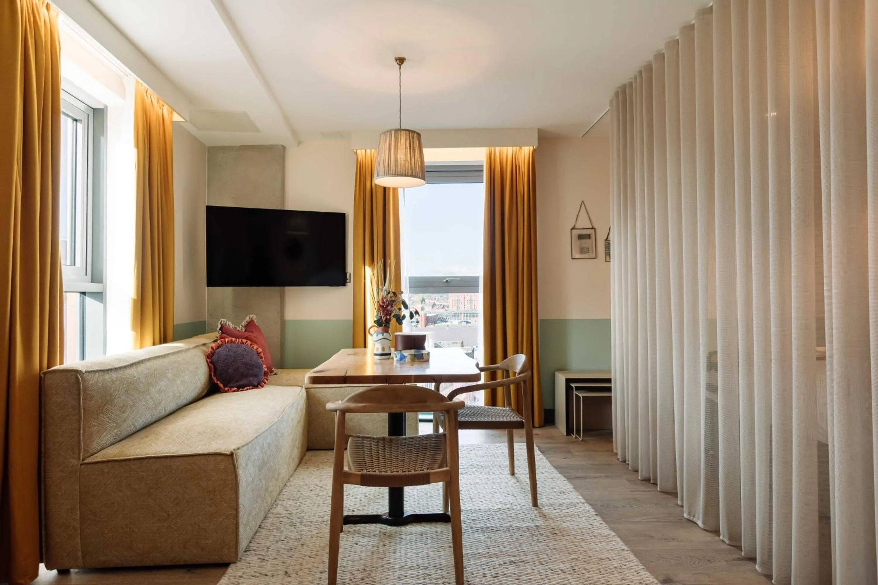 TV and multimedia in room2 Belfast Hometel