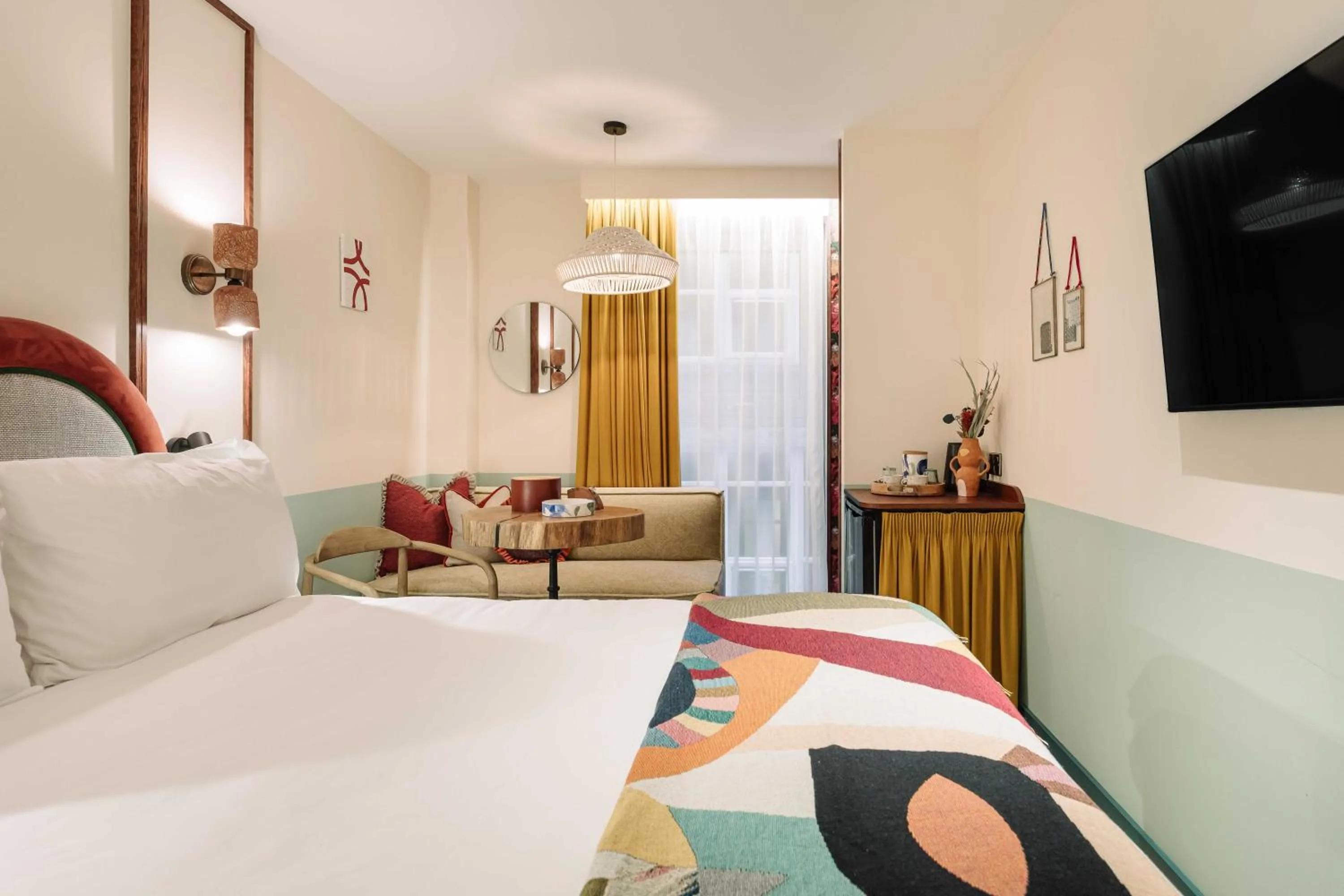 Photo of the whole room, Bed in room2 Belfast Hometel