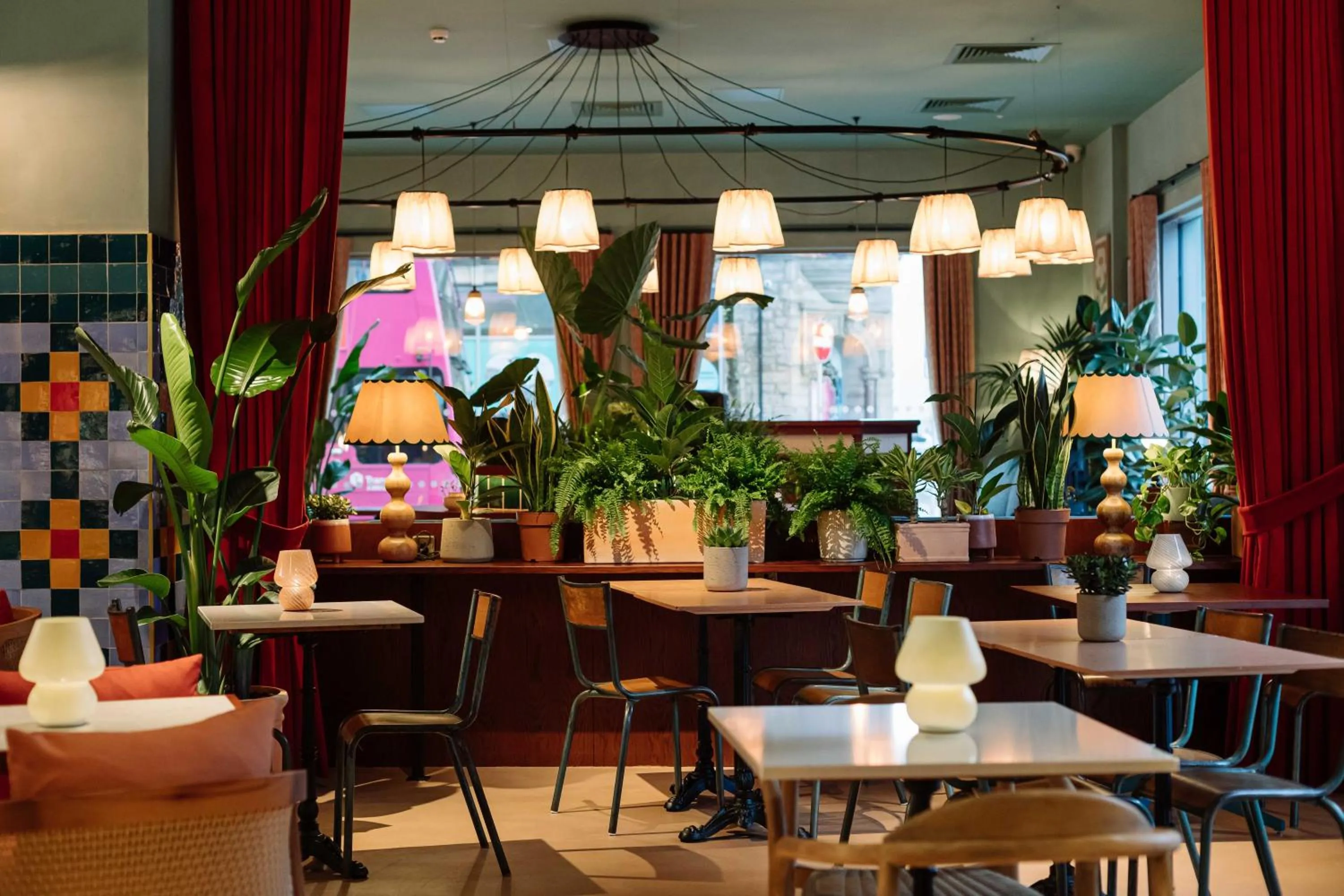 Restaurant/places to eat in room2 Belfast Hometel