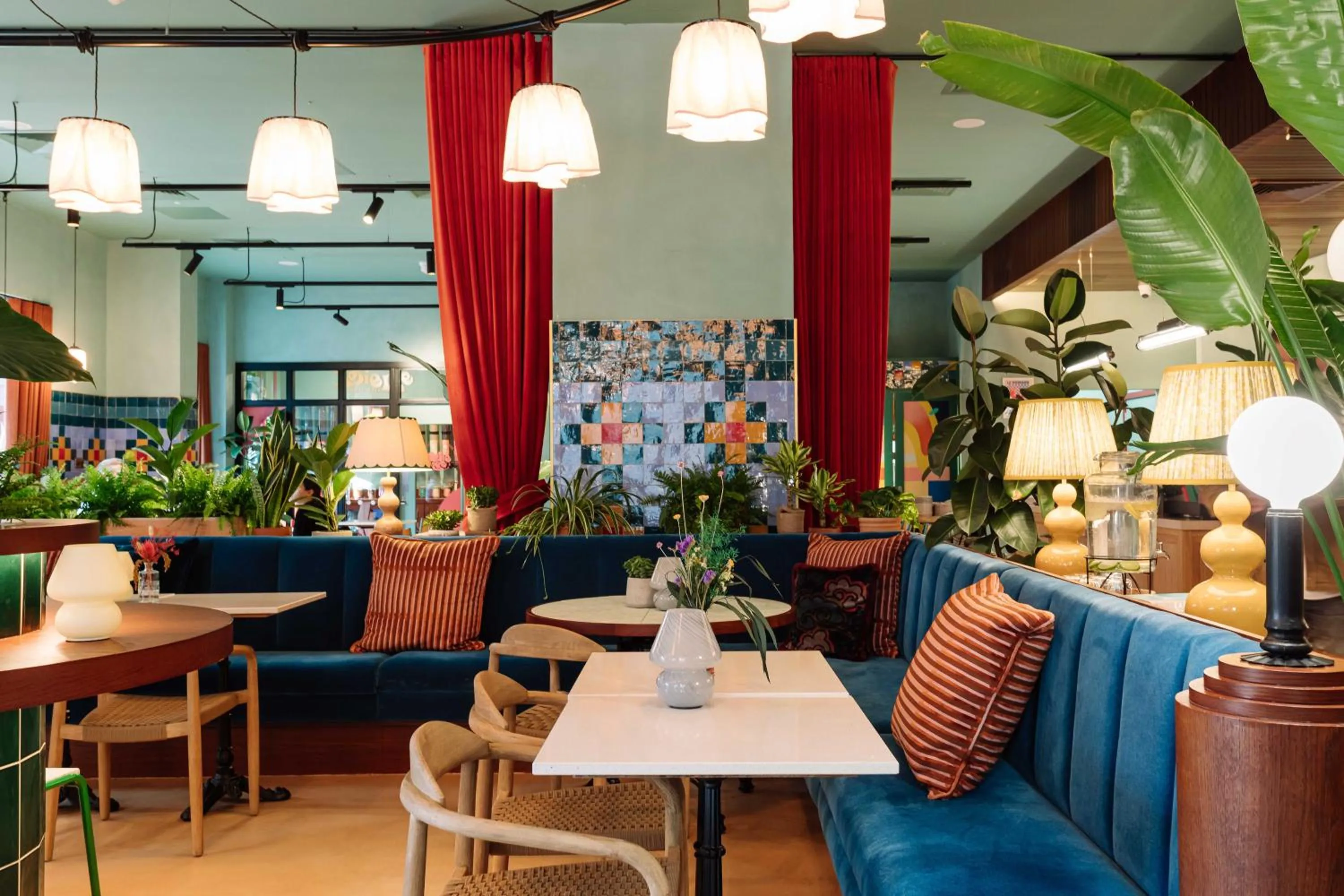 Restaurant/places to eat in room2 Belfast Hometel