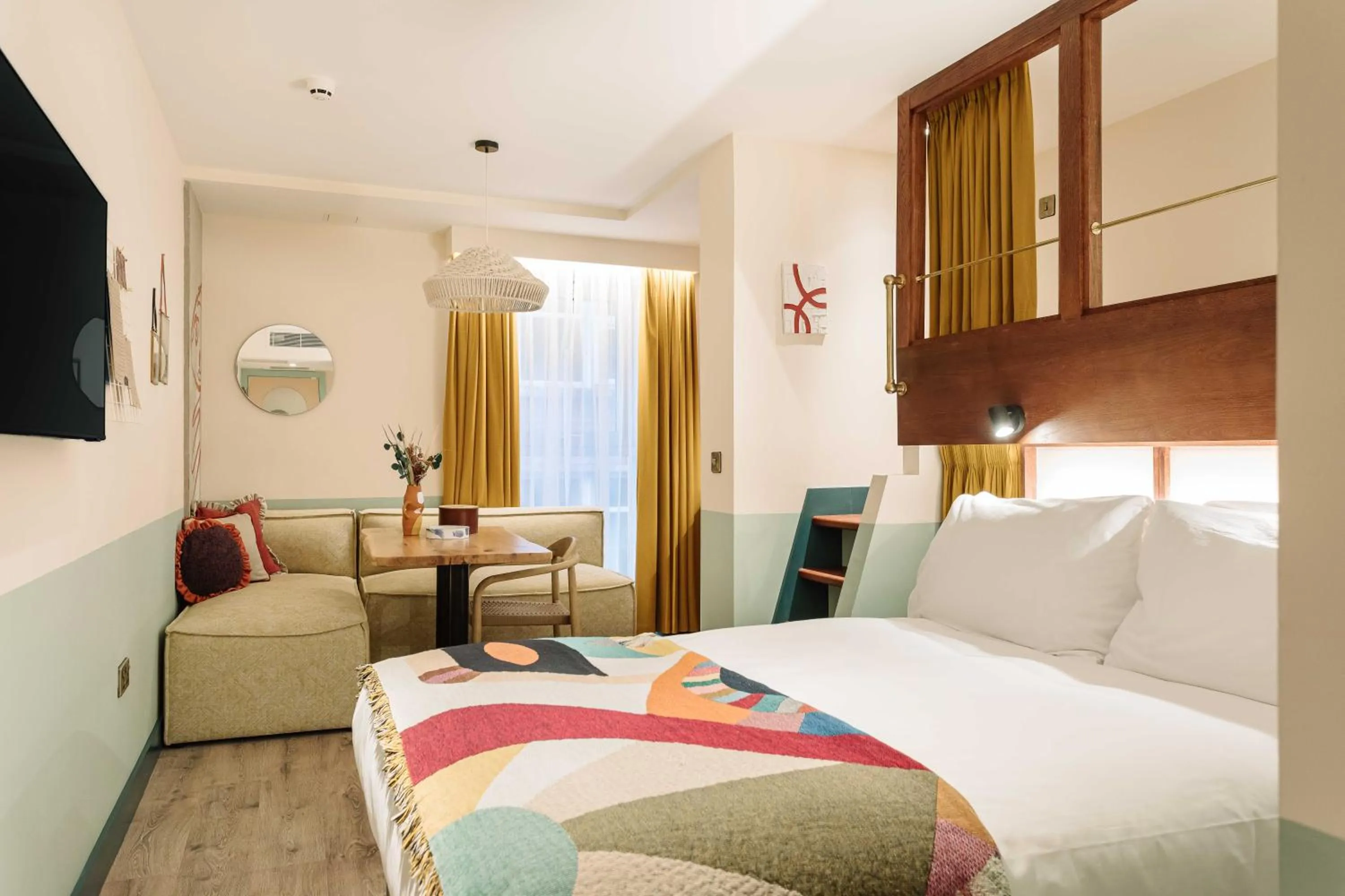 Photo of the whole room, Bed in room2 Belfast Hometel