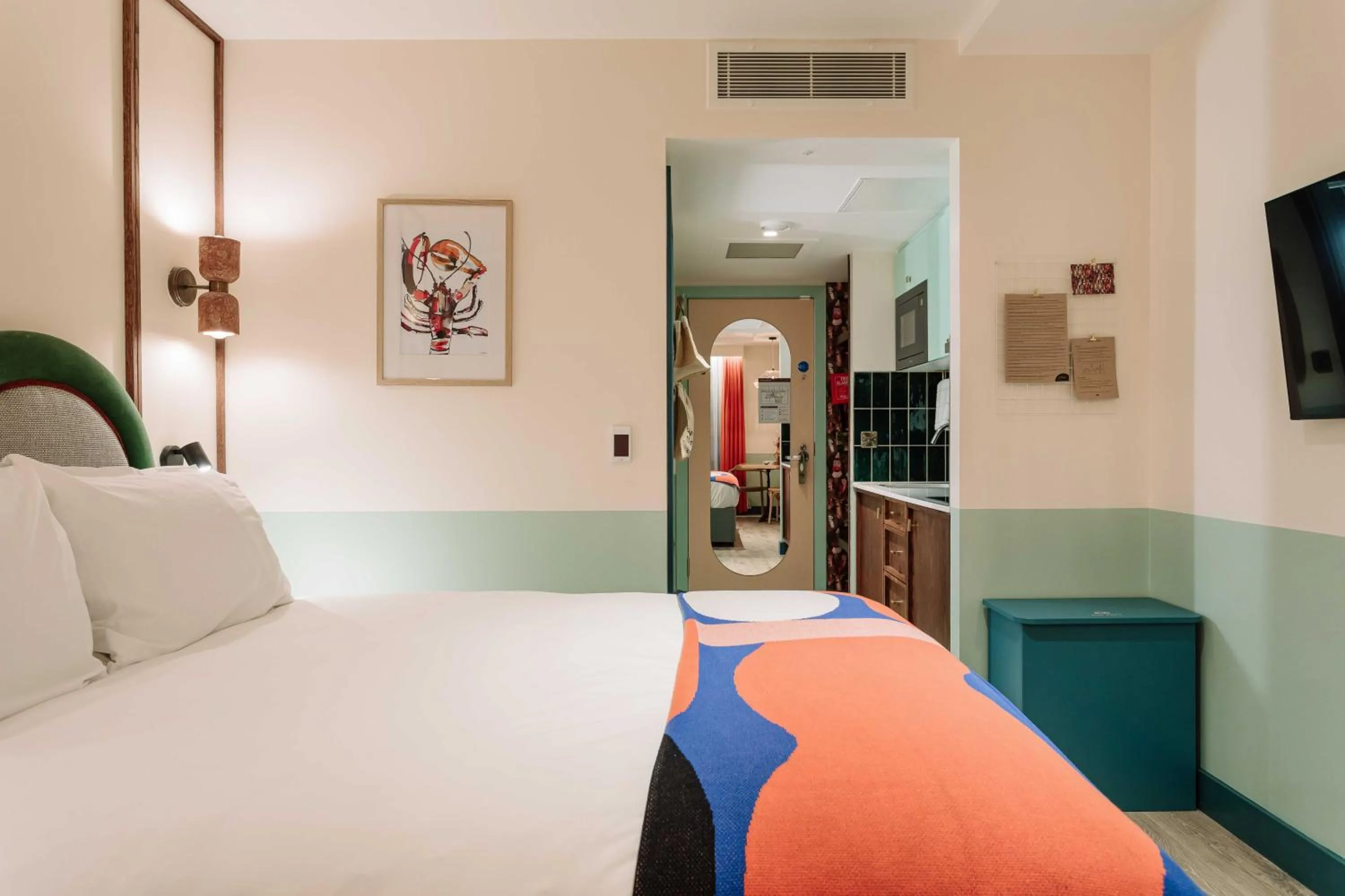 Photo of the whole room, Bed in room2 Belfast Hometel