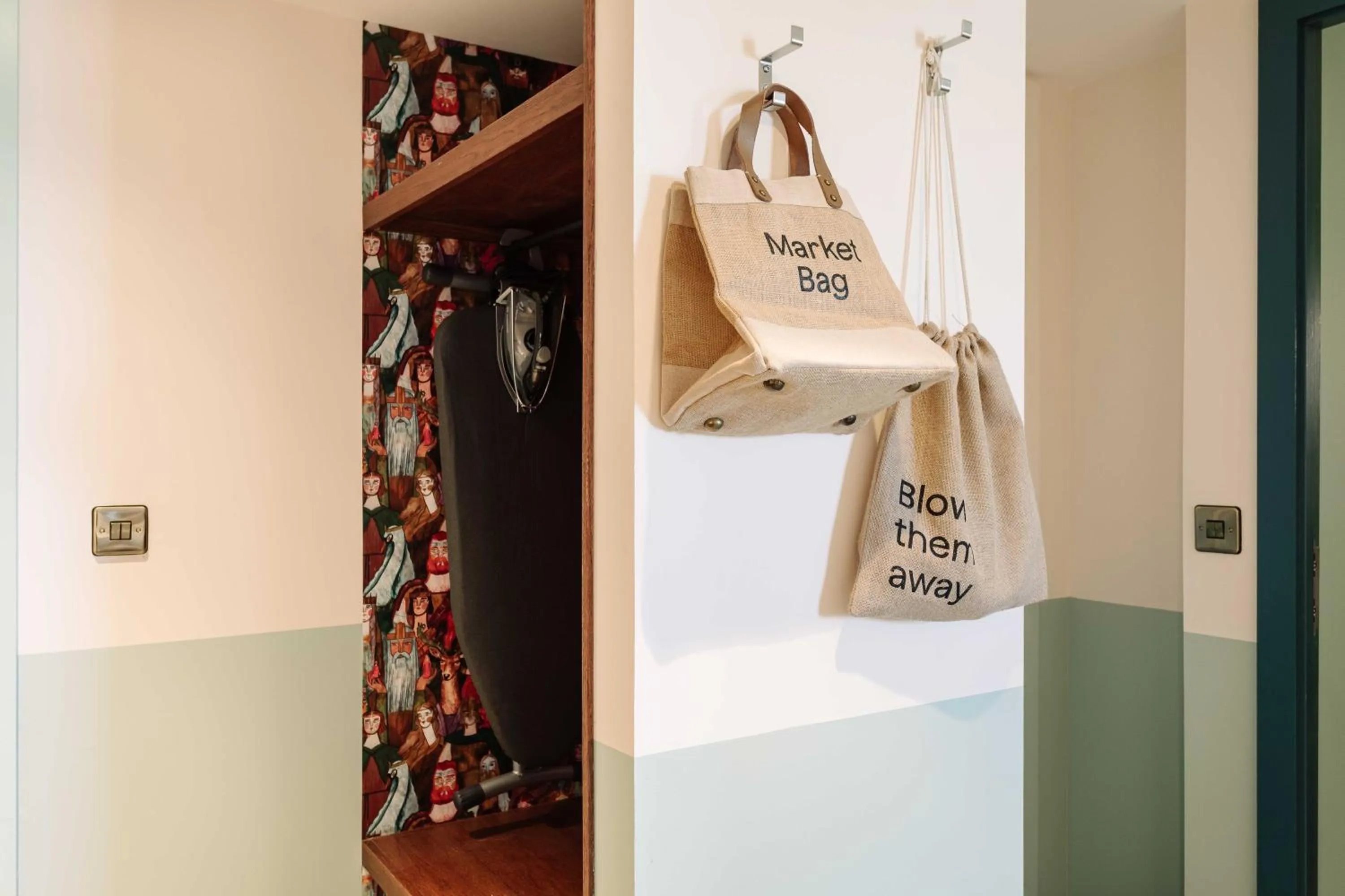 wardrobe in room2 Belfast Hometel