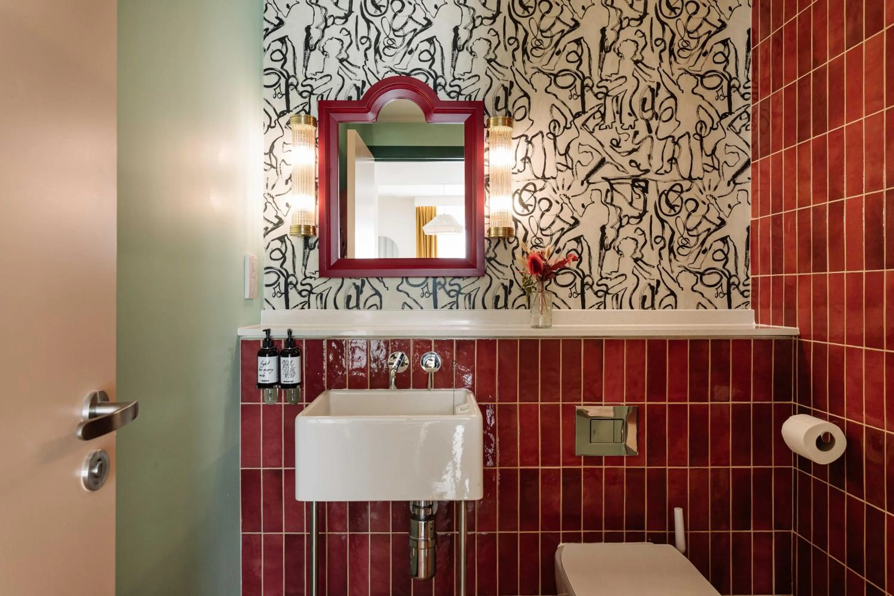 Bathroom in room2 Belfast Hometel