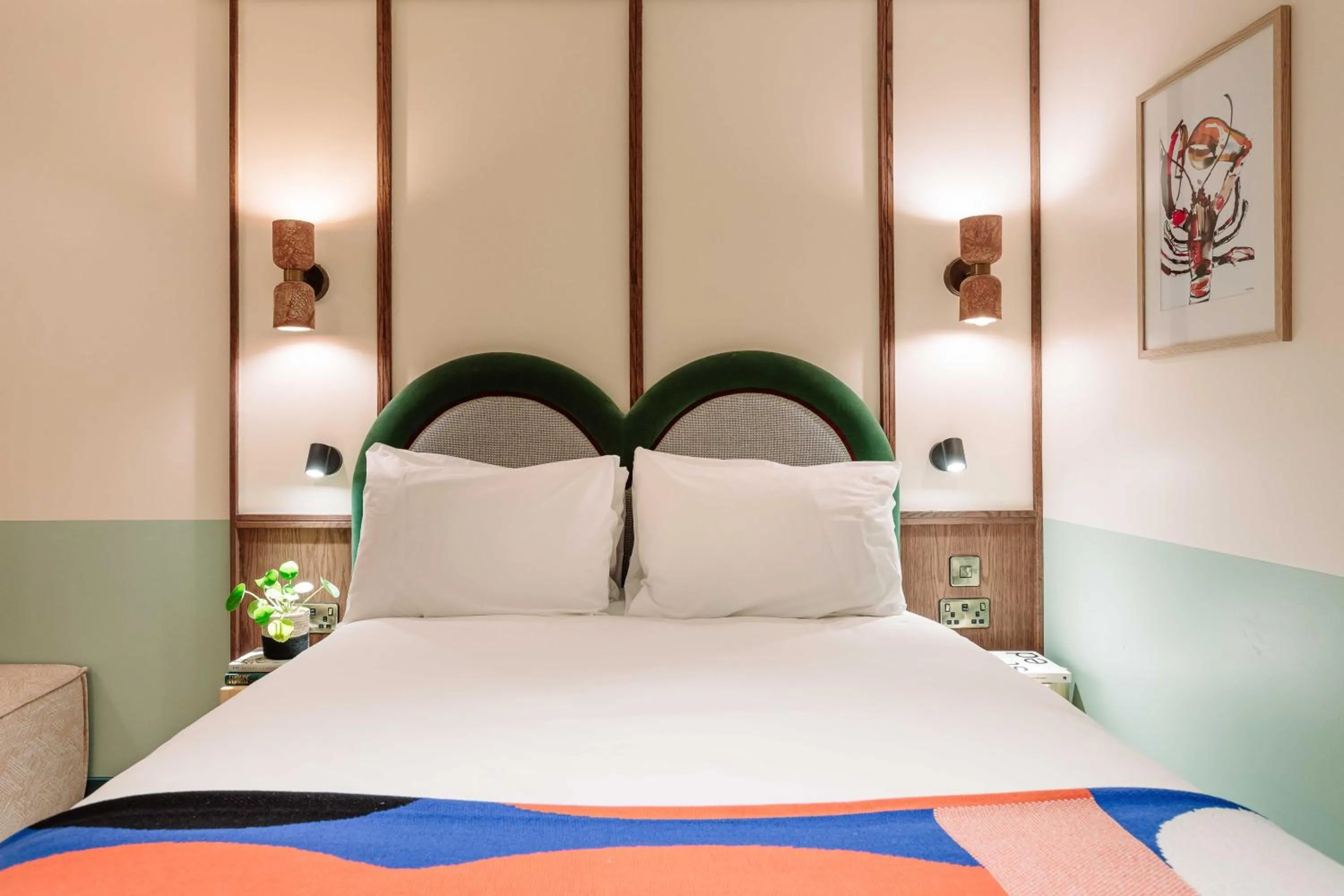 Bed in room2 Belfast Hometel