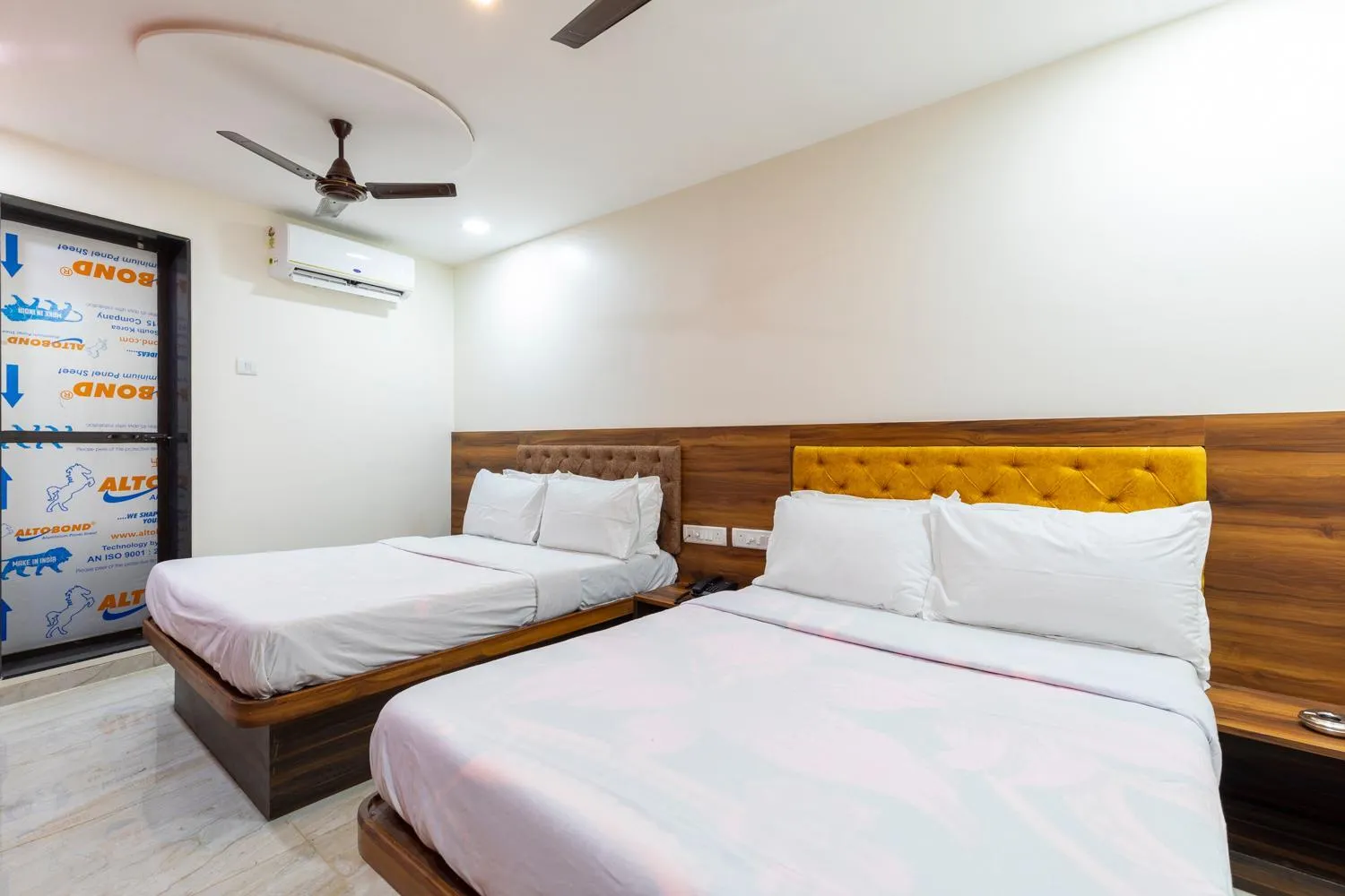 Bed in Hotel Samrat Palace