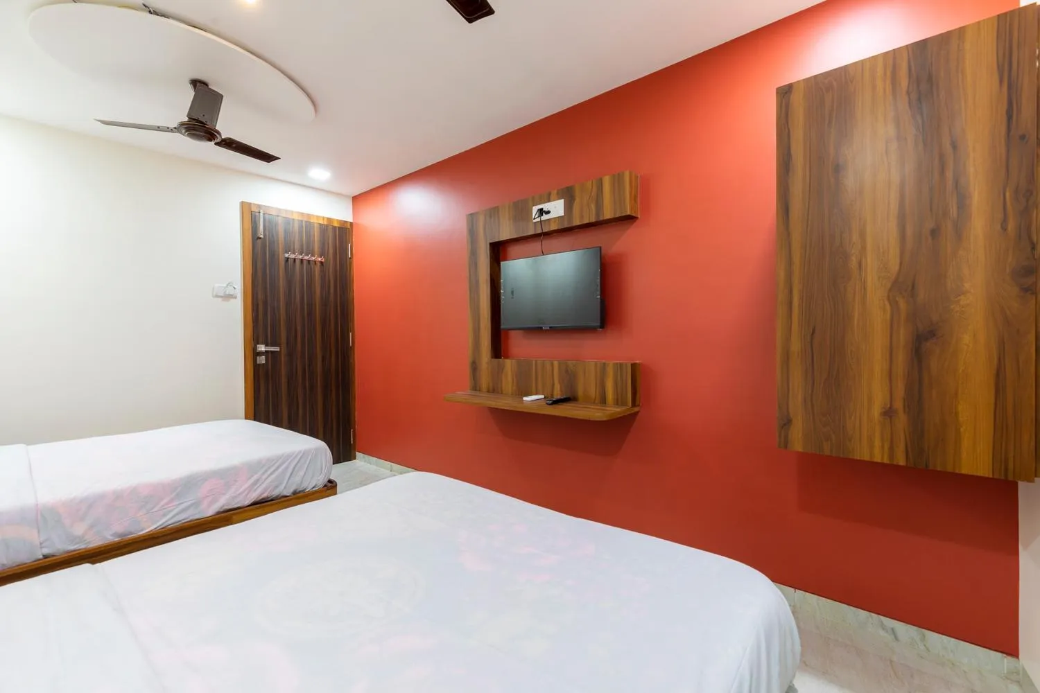 Communal lounge/ TV room, Bed in Hotel Samrat Palace