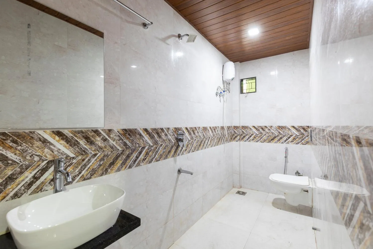 Shower in Hotel Samrat Palace