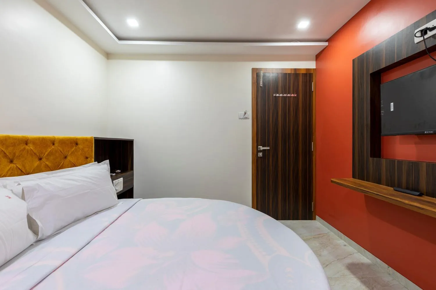 Communal lounge/ TV room, Bed in Hotel Samrat Palace