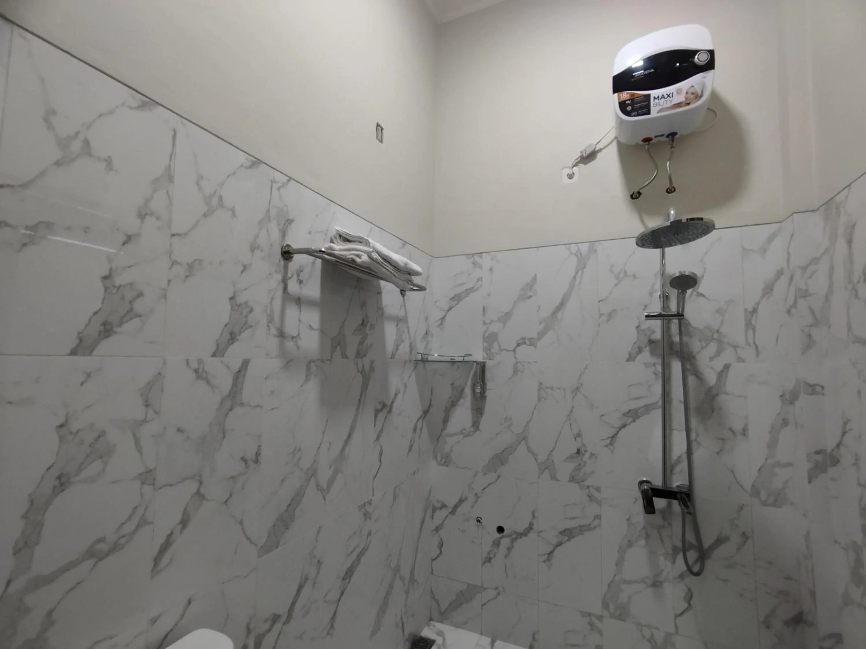 Shower in Saira Hotel dan Homestay Syariah