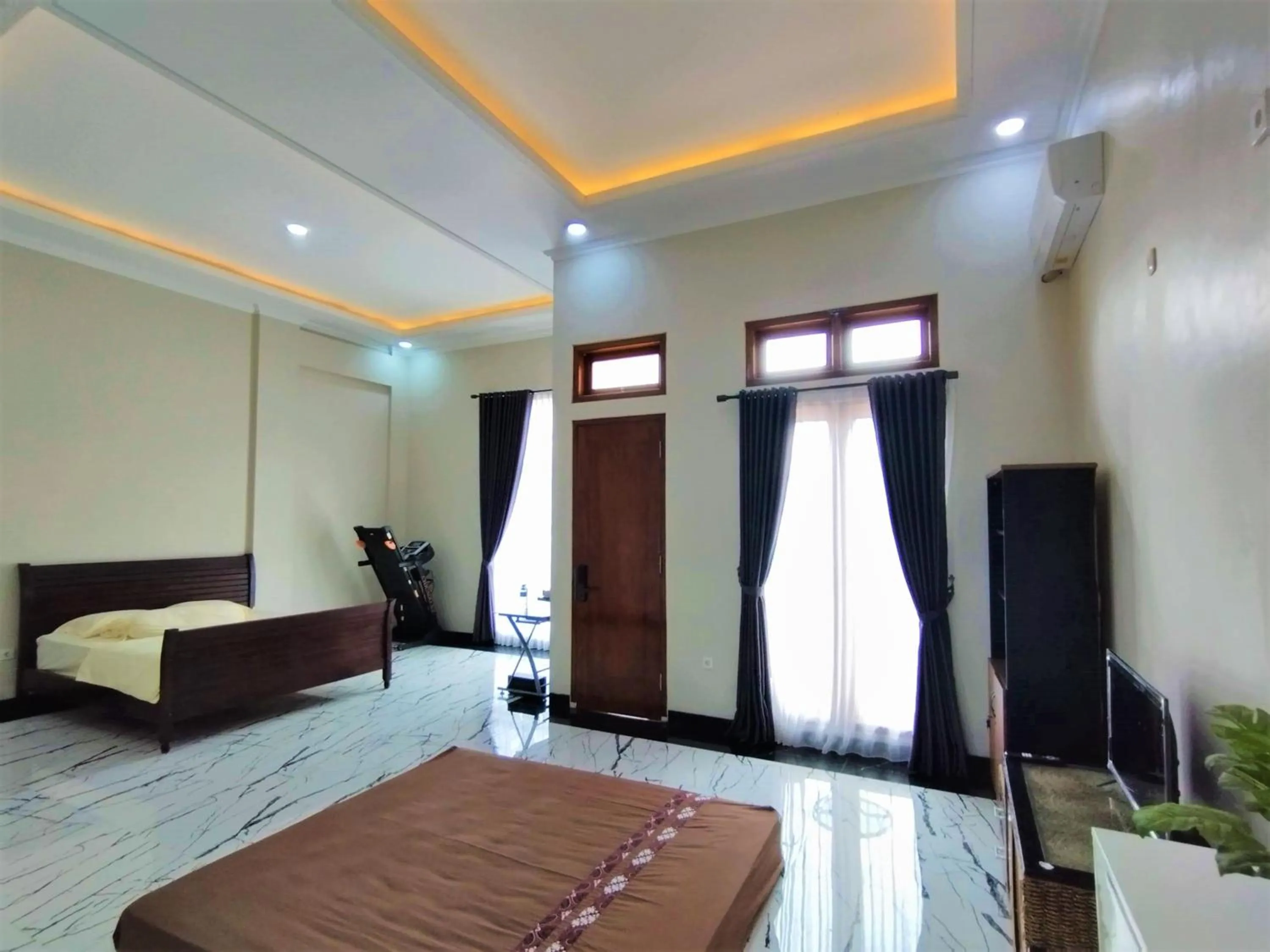 Communal lounge/ TV room, Bed in Saira Hotel dan Homestay Syariah