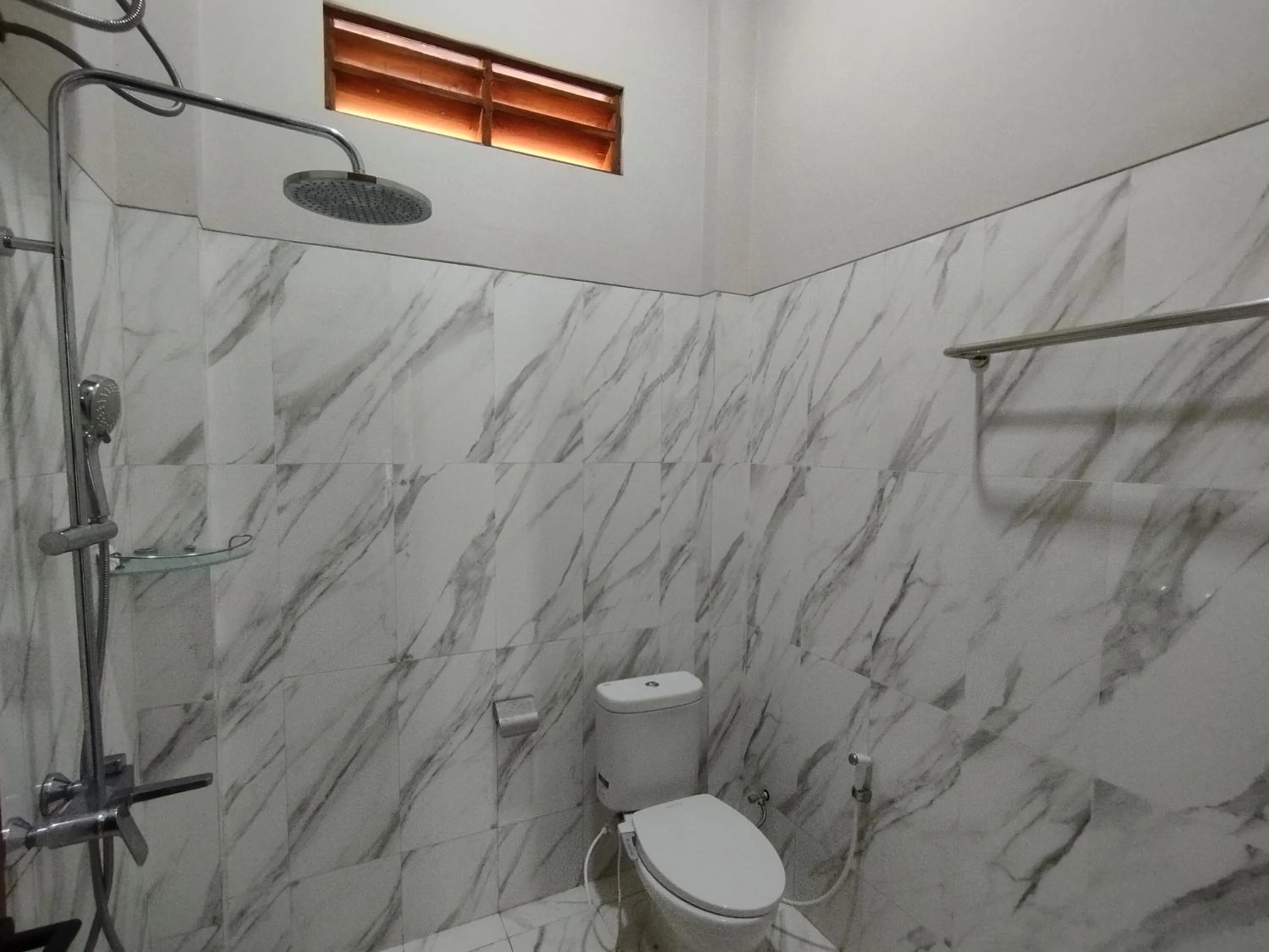 Shower in Saira Hotel dan Homestay Syariah