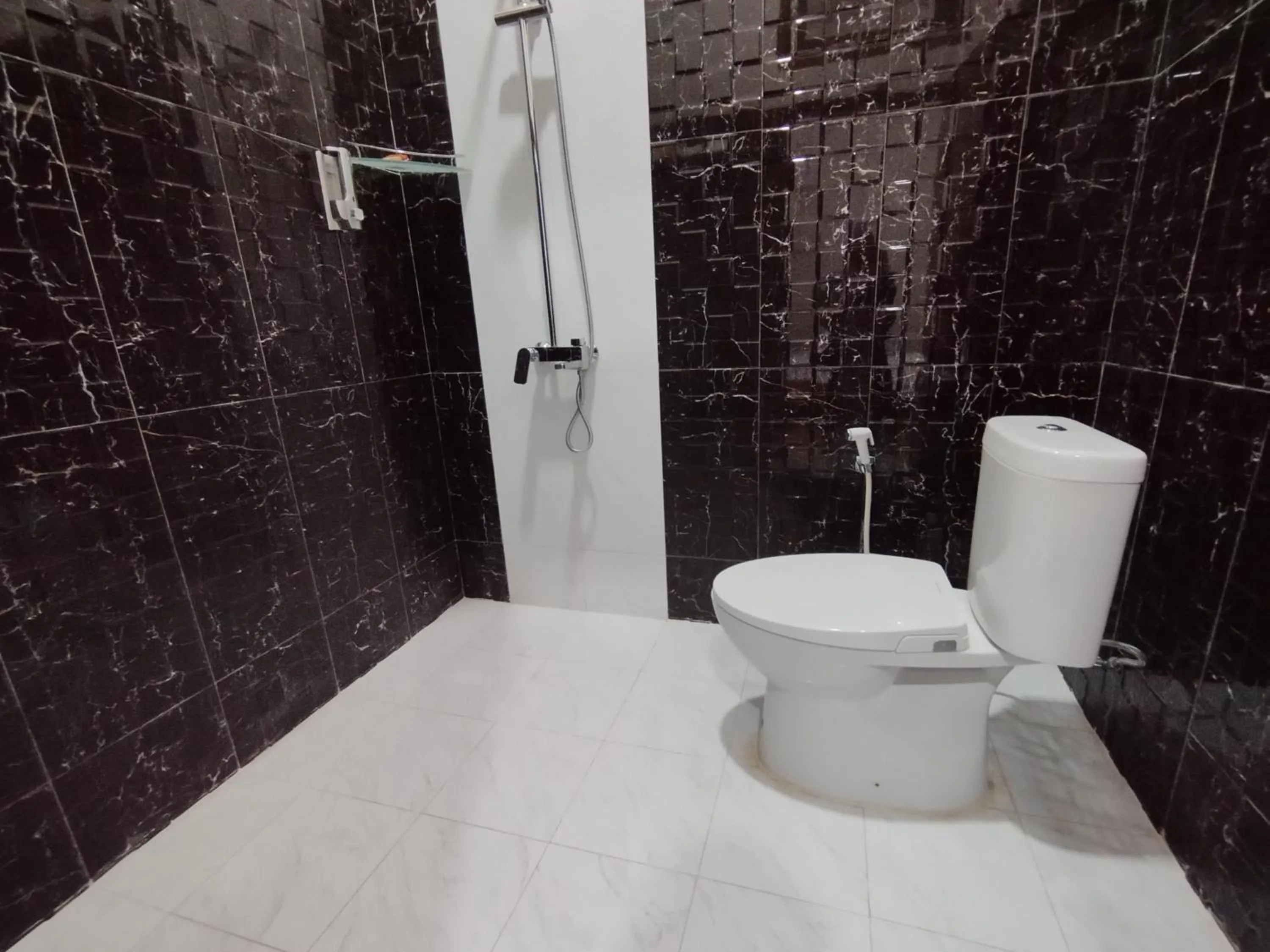 Shower in Saira Hotel dan Homestay Syariah