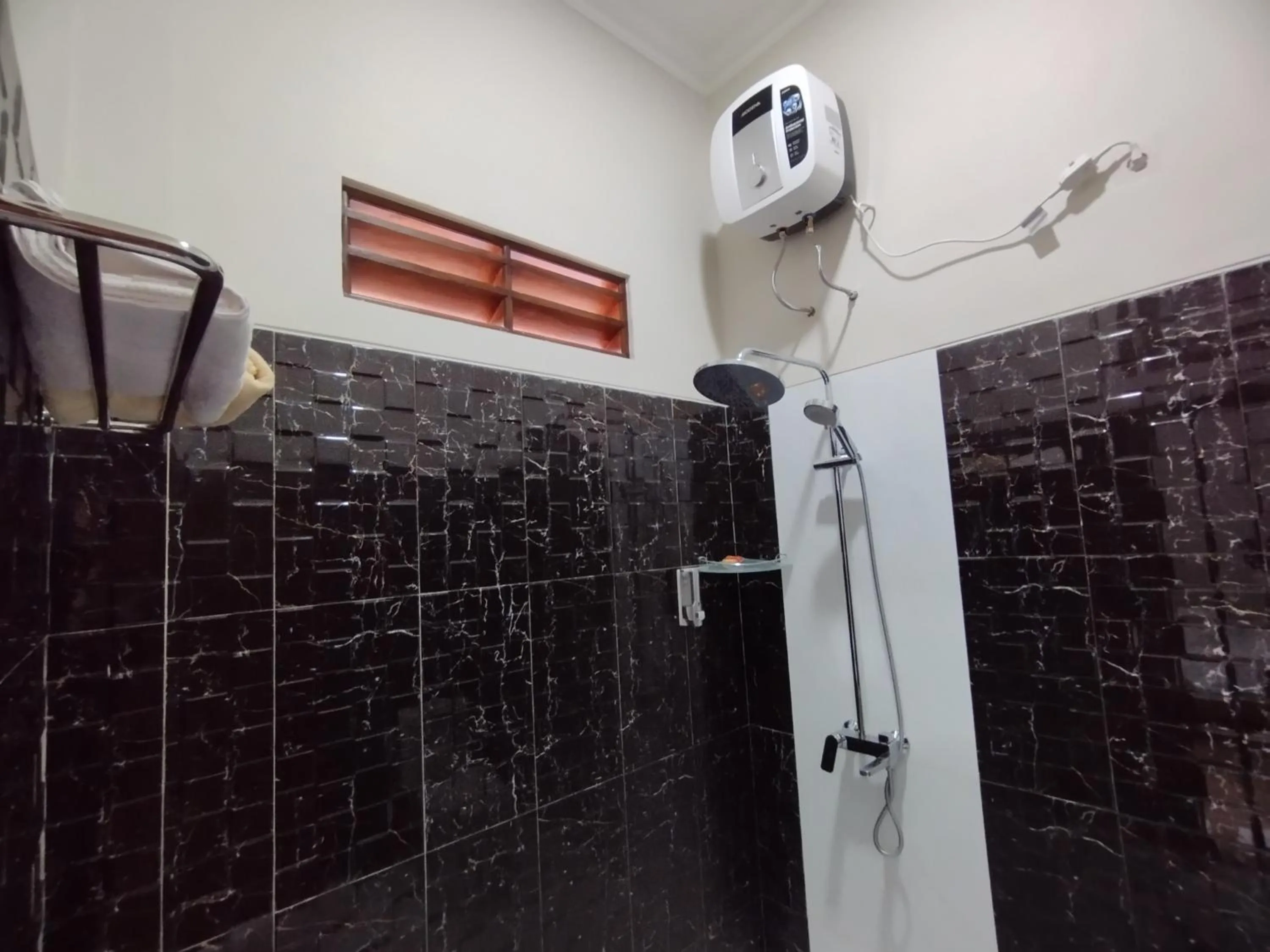 Shower in Saira Hotel dan Homestay Syariah