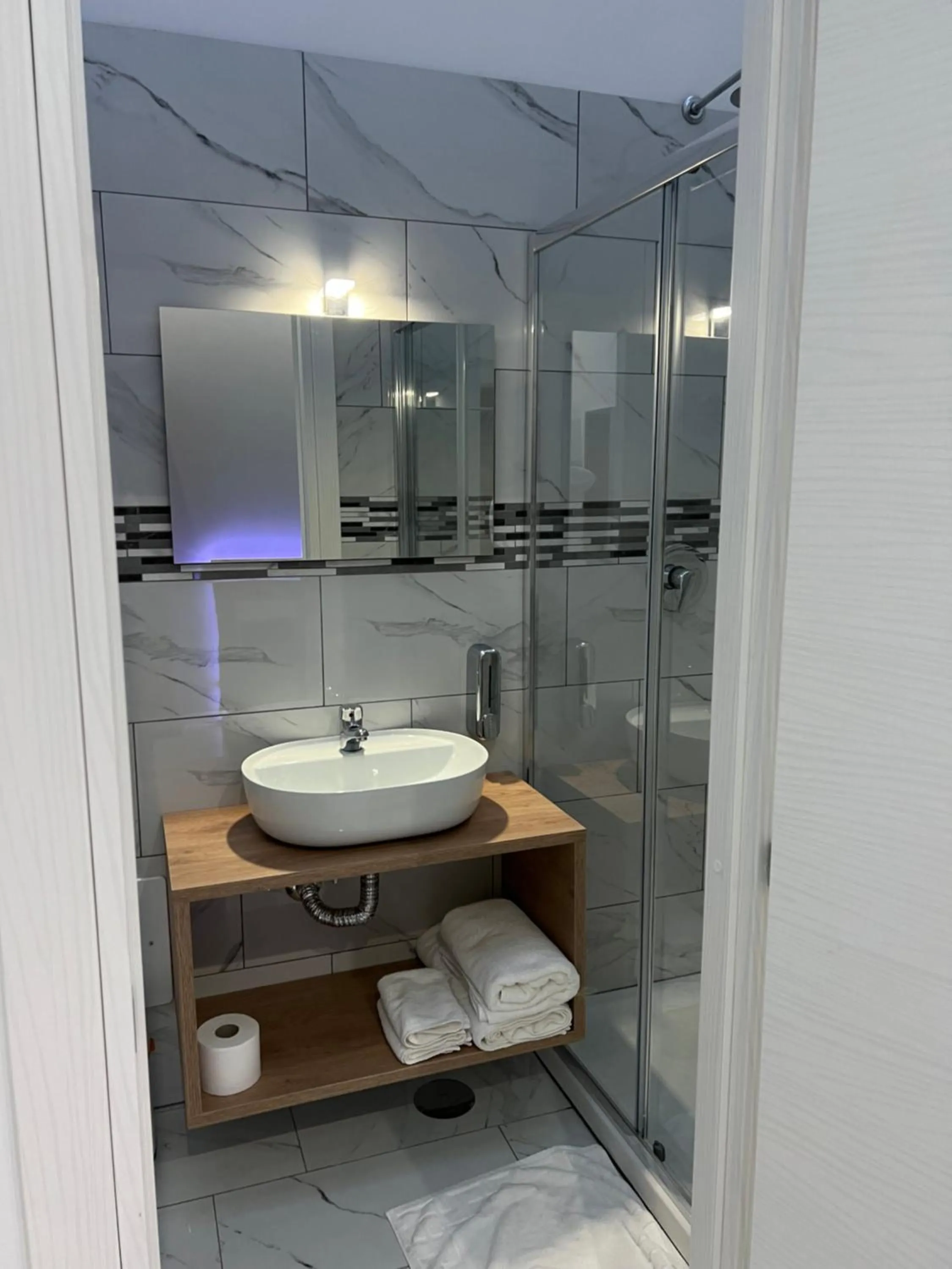 Shower in Napoli Forever