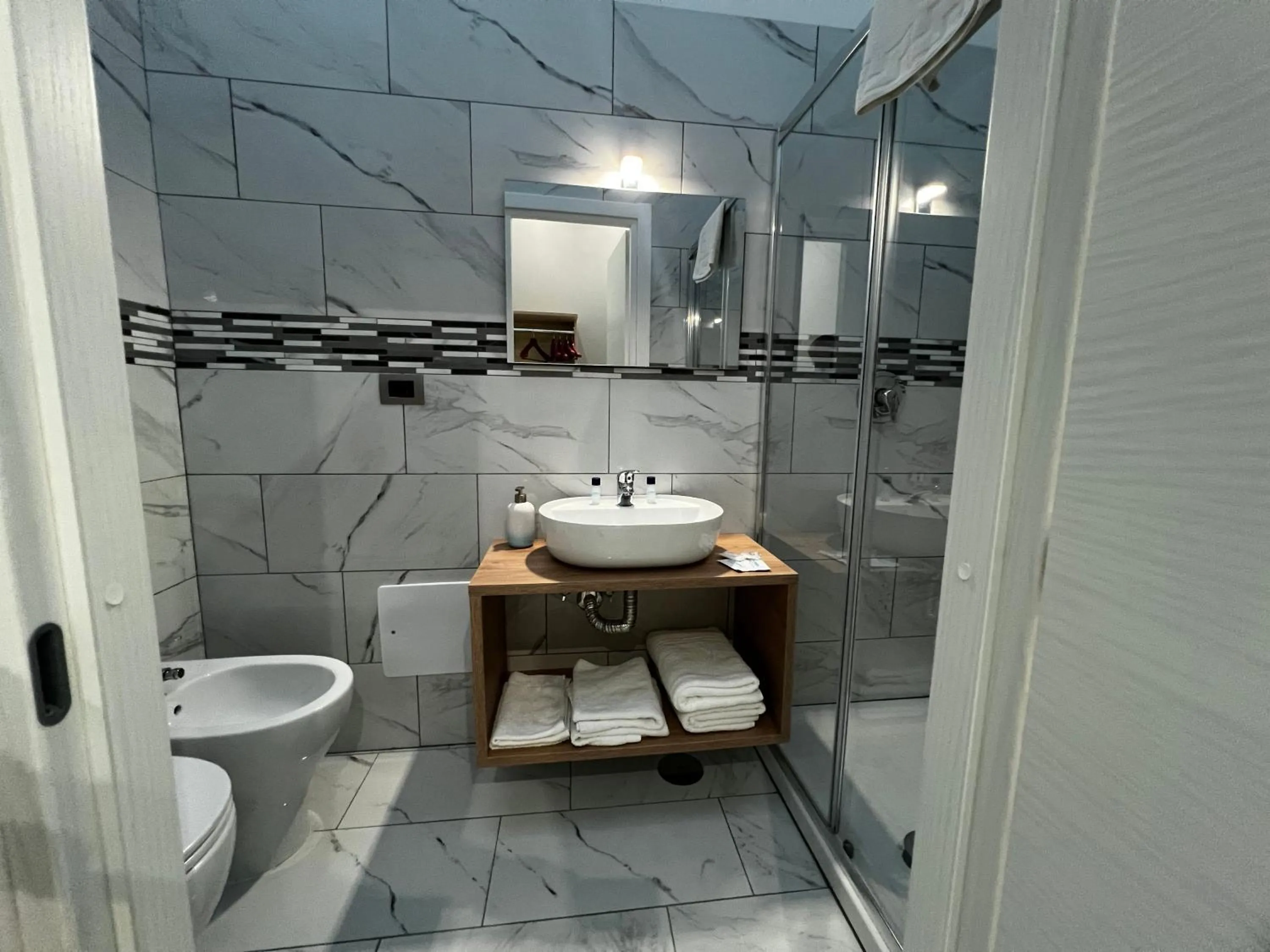 Shower in Napoli Forever