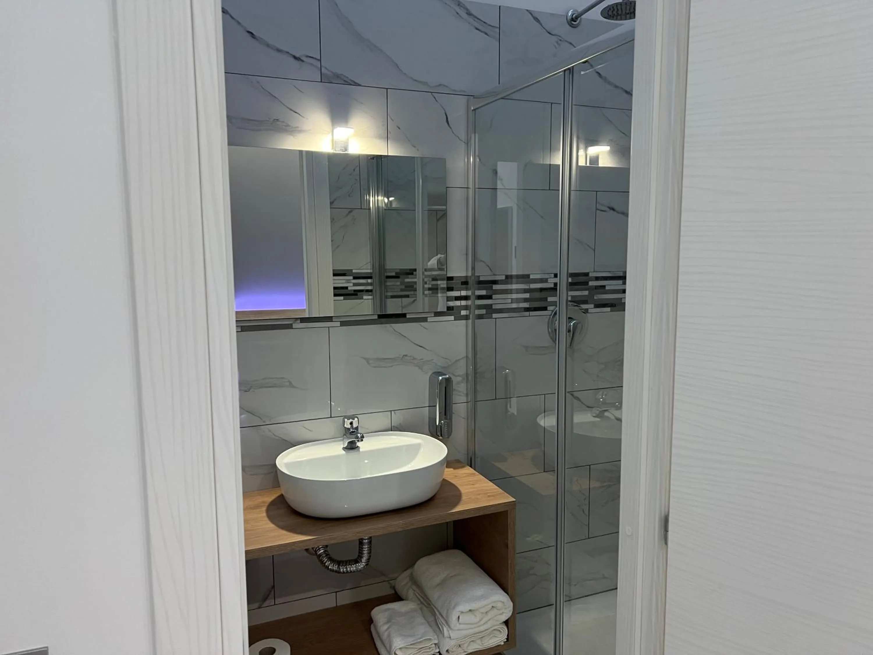 Shower in Napoli Forever