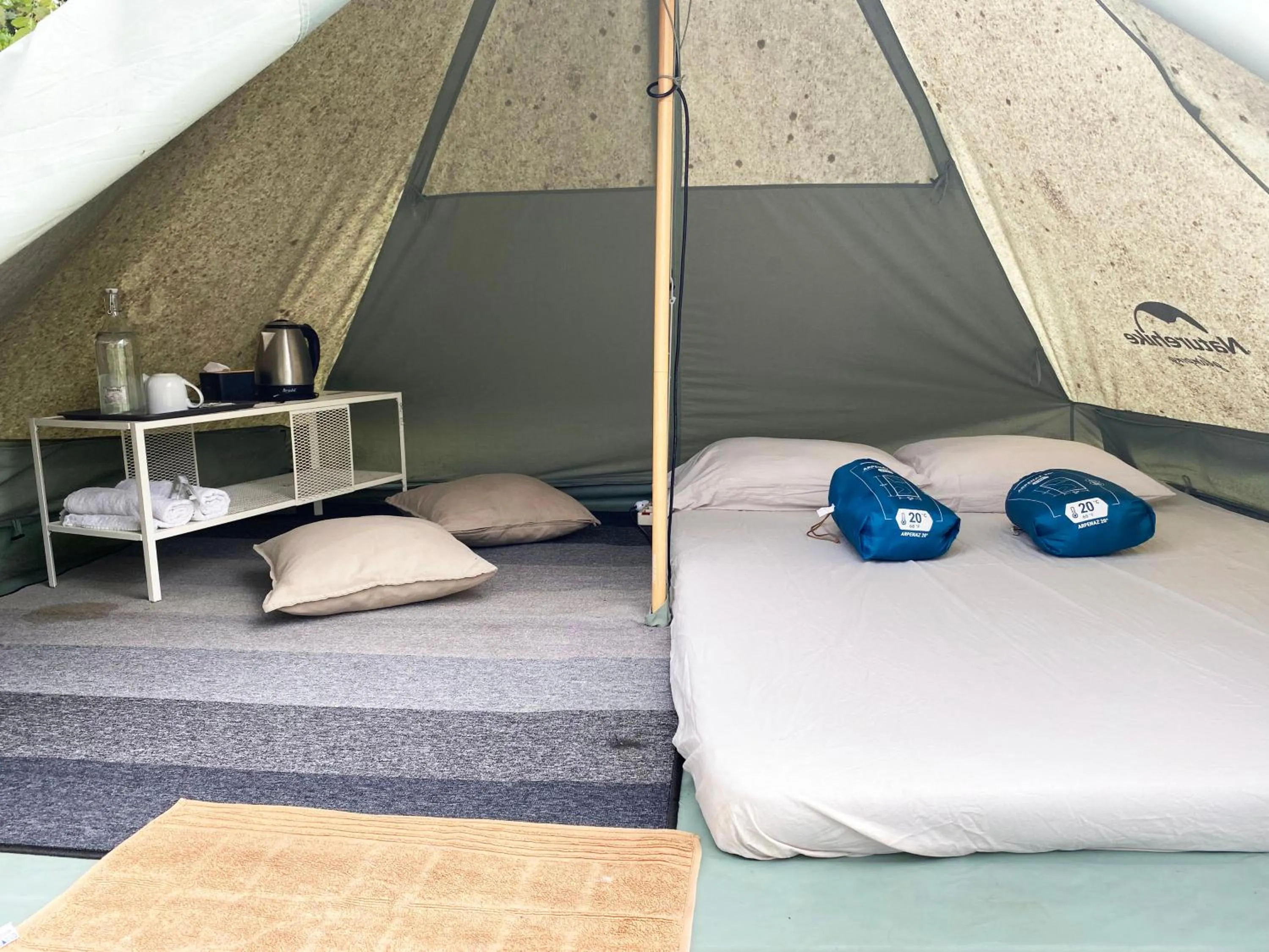 Bedroom, Bed in Shine River