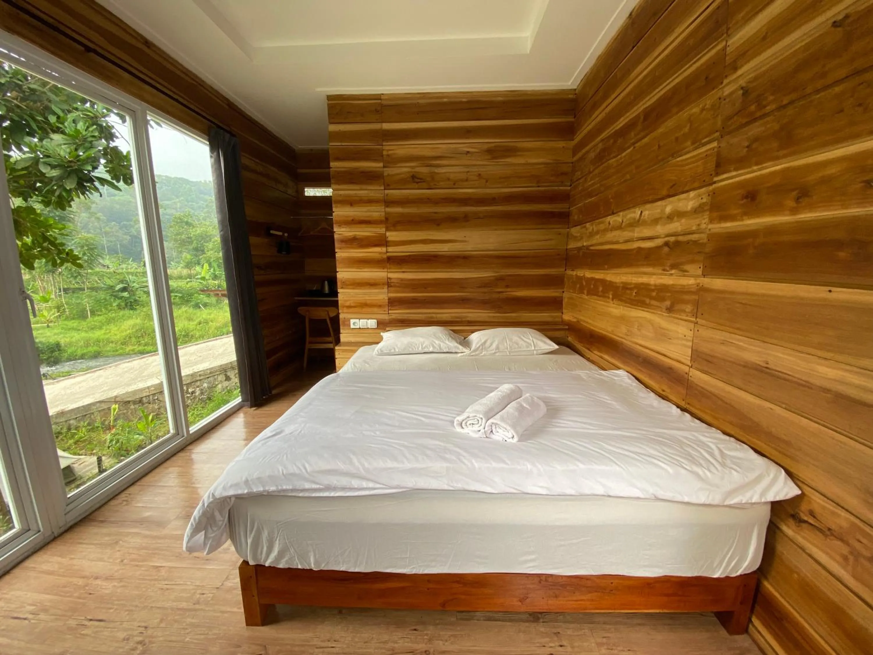 Photo of the whole room, Bed in Shine River