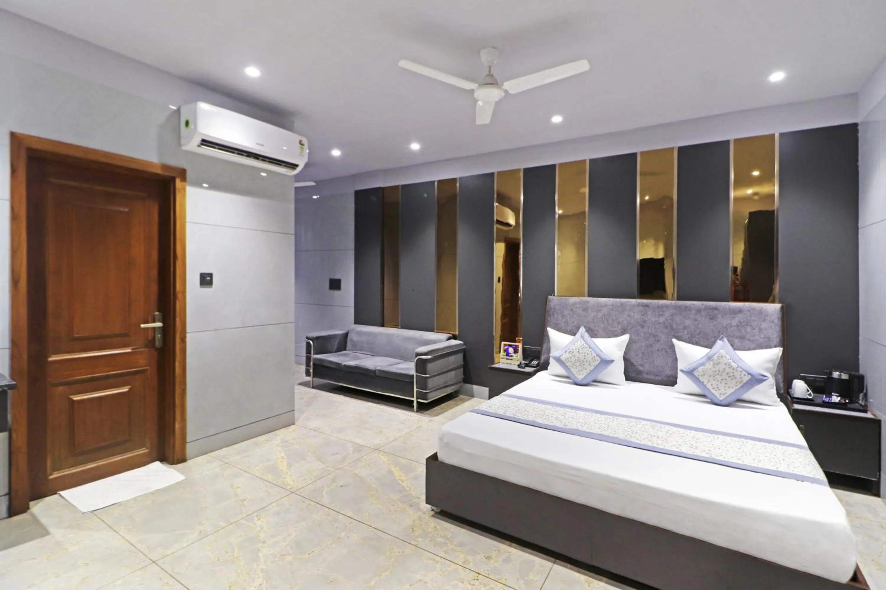 Bed in Hotel Preet Inn 05 Mints Walking Distance Nizamuddin Railway Station