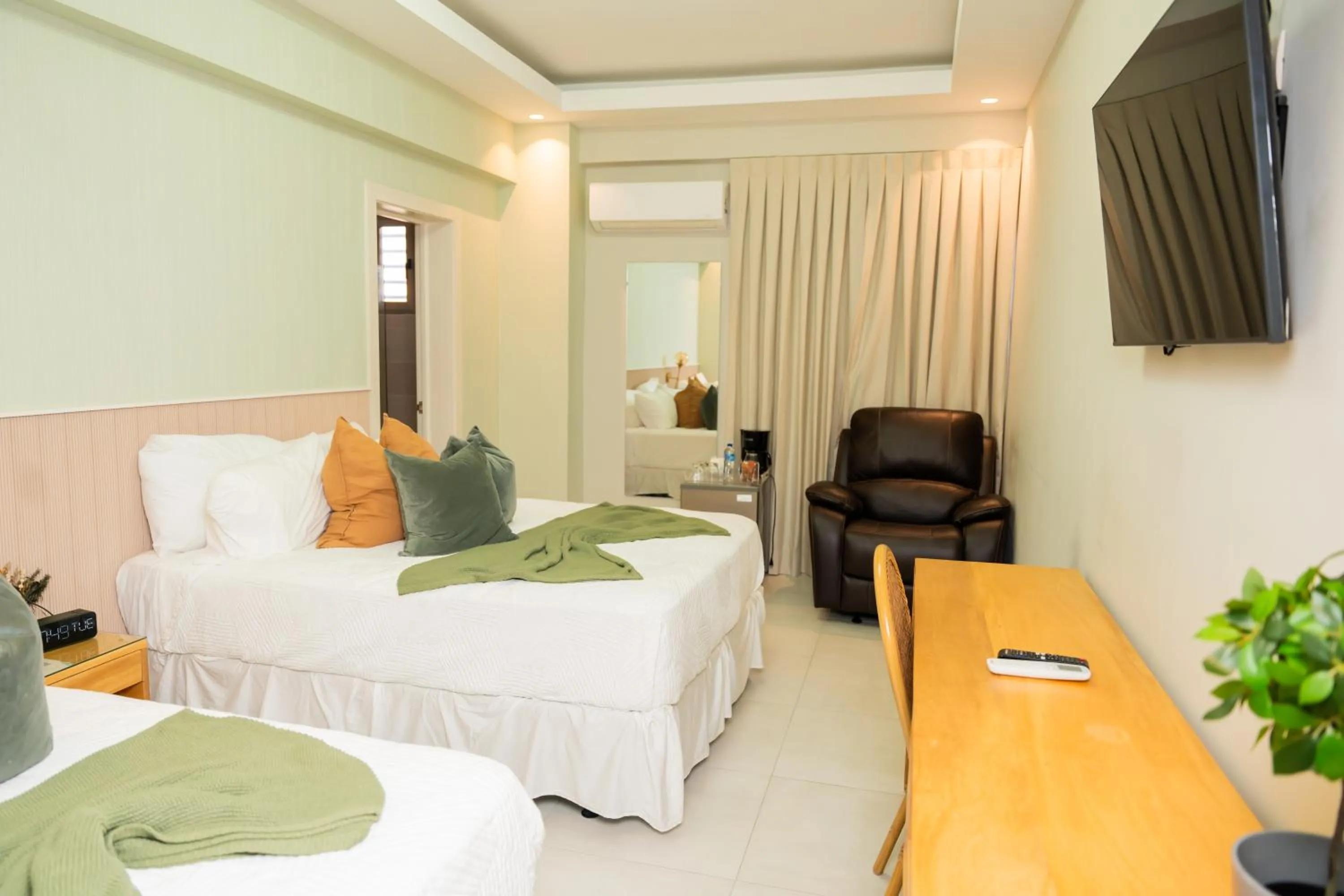 Communal lounge/ TV room, Bed in Hotel Stay Here Suites