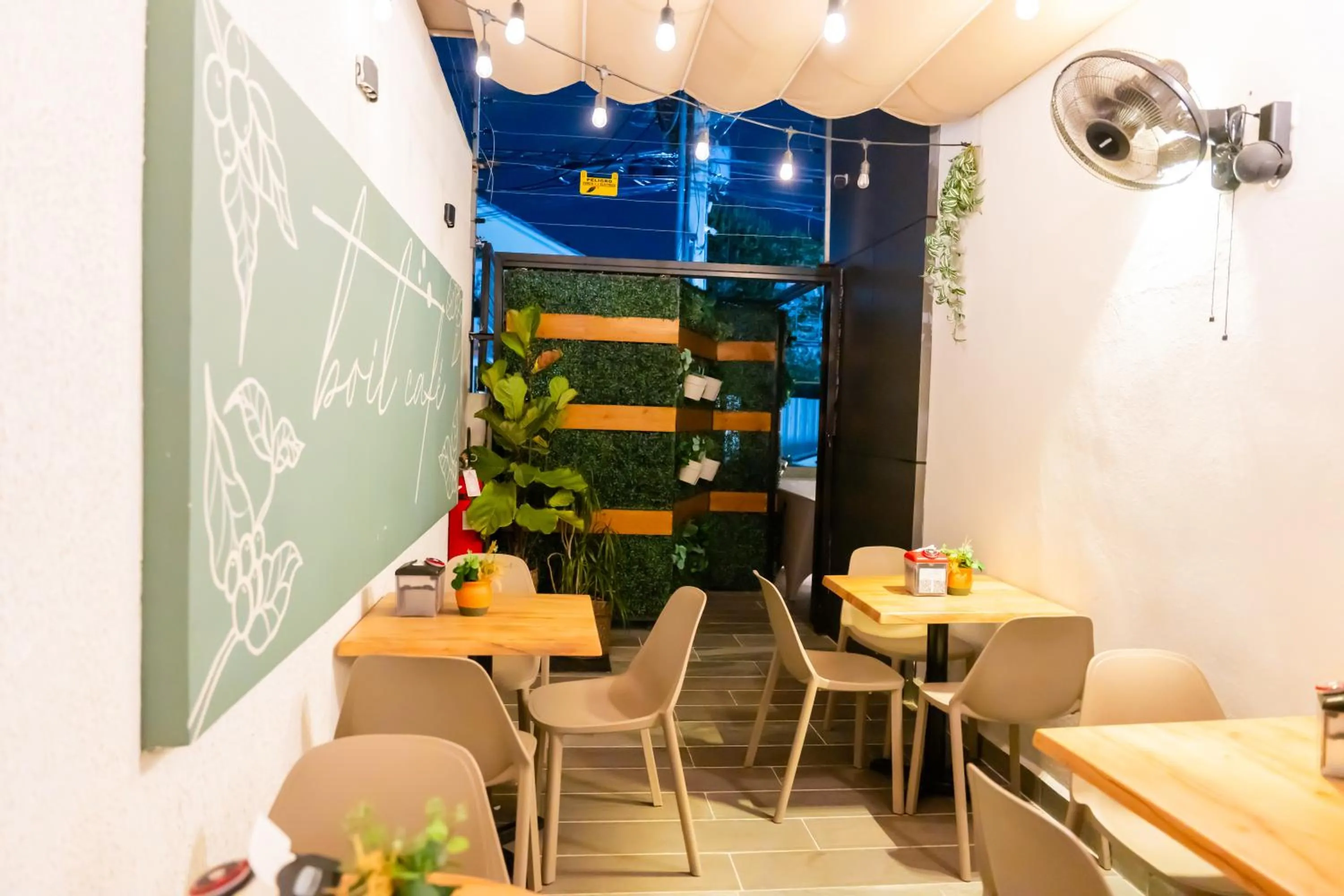 Restaurant/places to eat in Hotel Stay Here Suites