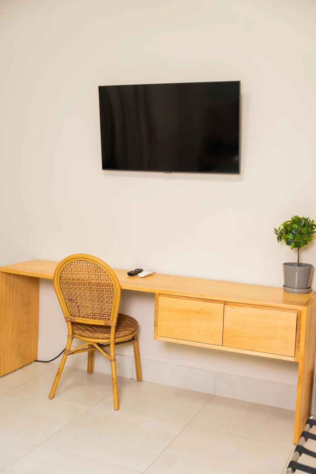 TV and multimedia in Hotel Stay Here Suites