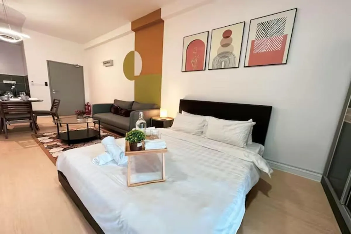 Bed in Netizen Cozy Suite By GUESTONIC