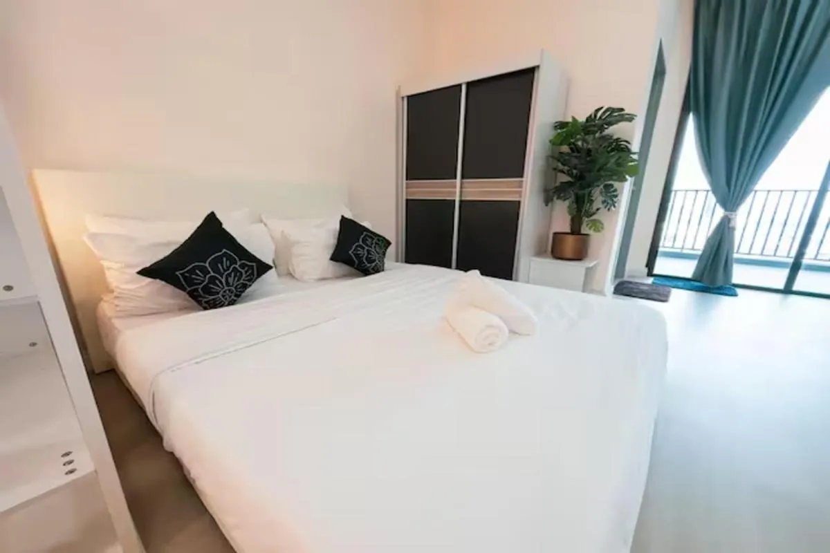 Bed in Netizen Cozy Suite By GUESTONIC