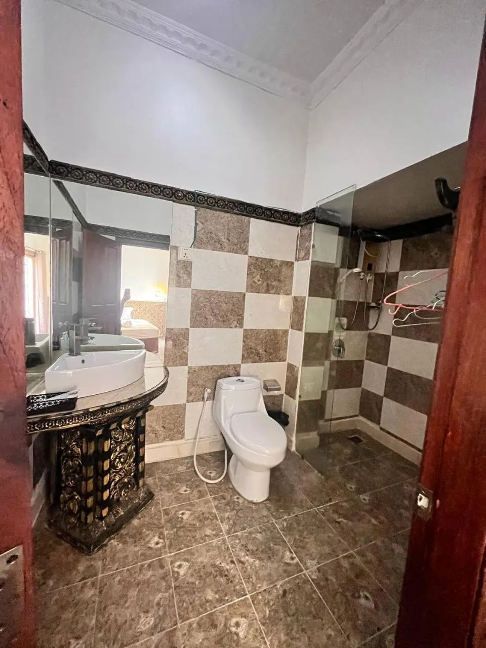 Toilet in Le Hotel Hotel Phnom Penh