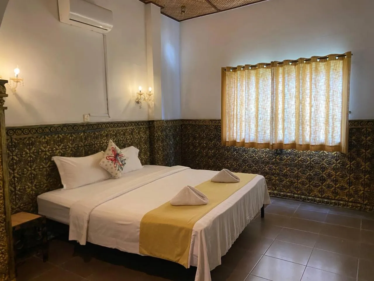 Bed in Le Hotel Hotel Phnom Penh