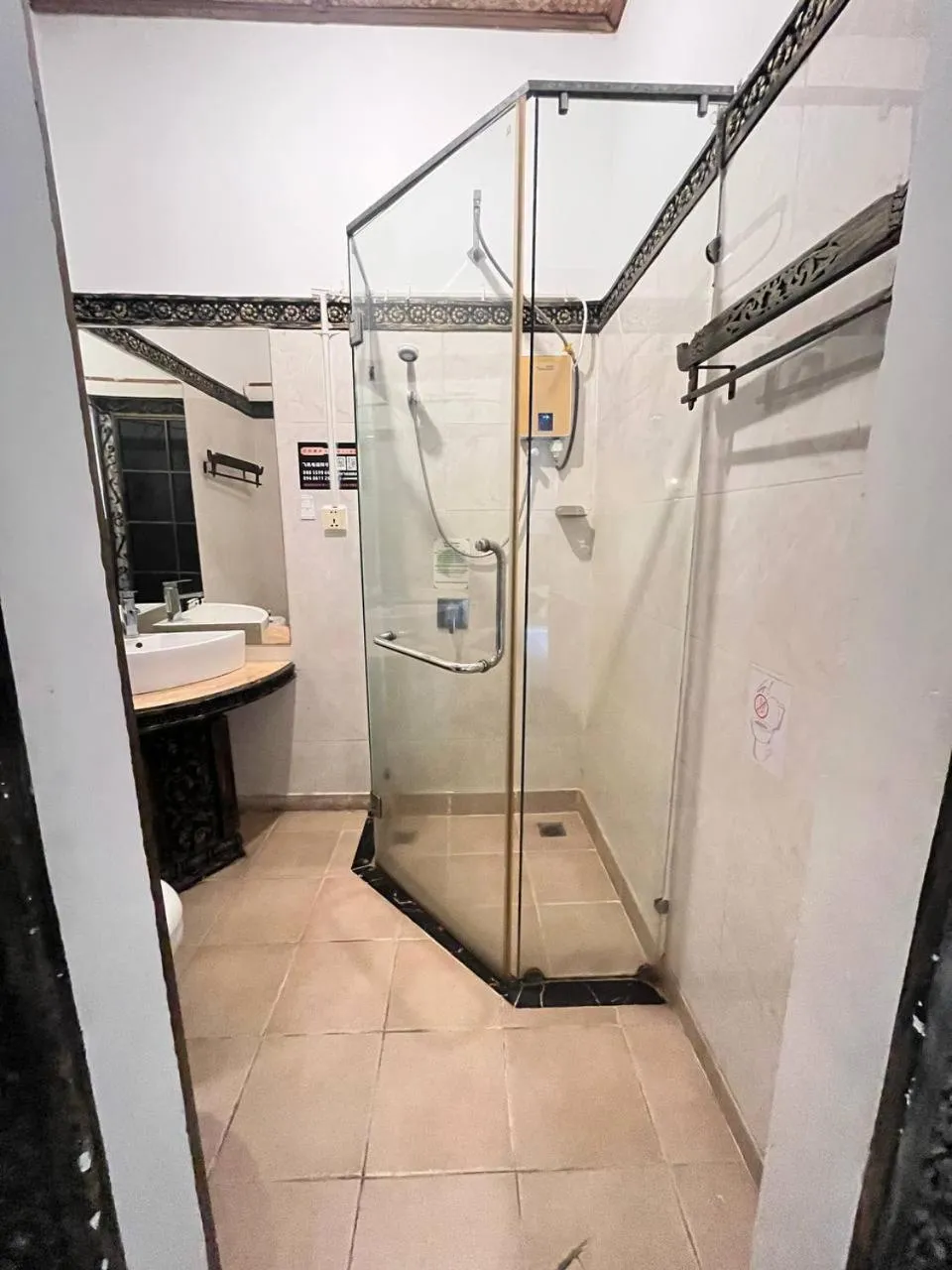 Shower in Le Hotel Hotel Phnom Penh